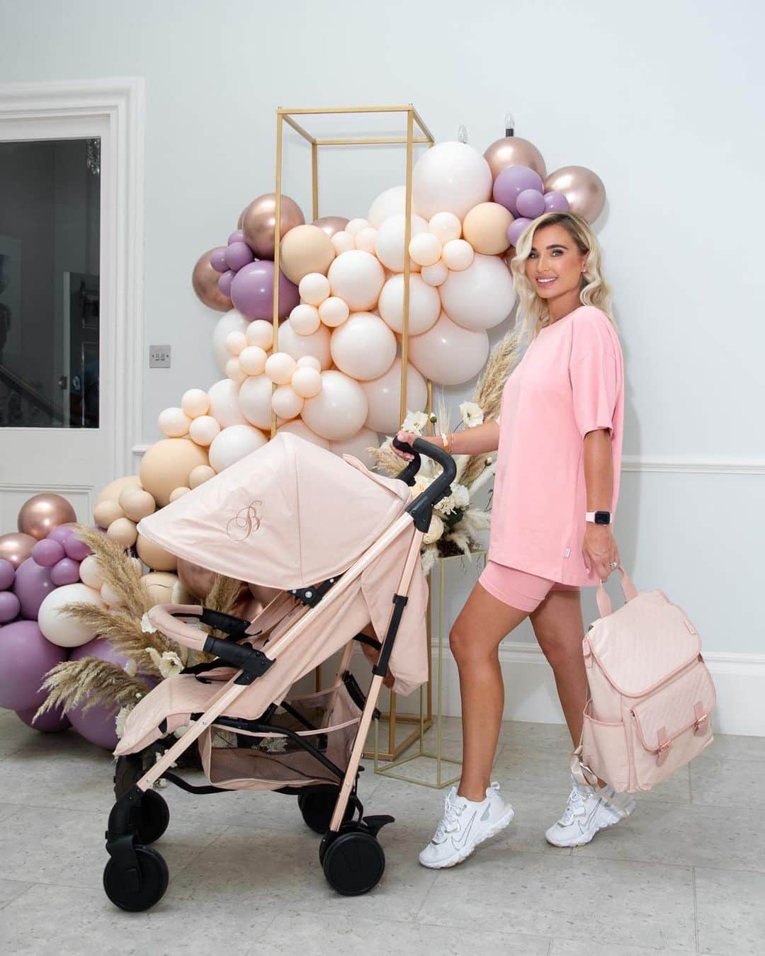 ビリー・フェアーズさんのインスタグラム写真 - (ビリー・フェアーズInstagram)「My favourite #signaturerange @mybabiieofficial Rose Gold and Blush stroller is back in stock! And my two new gorgeous changing bags are available now! Head over to their page to stay up to date on my collection 💞 #mybabiie #backinstock #rosegold #changingbags #twinstroller」9月24日 22時45分 - billieshepherdofficial