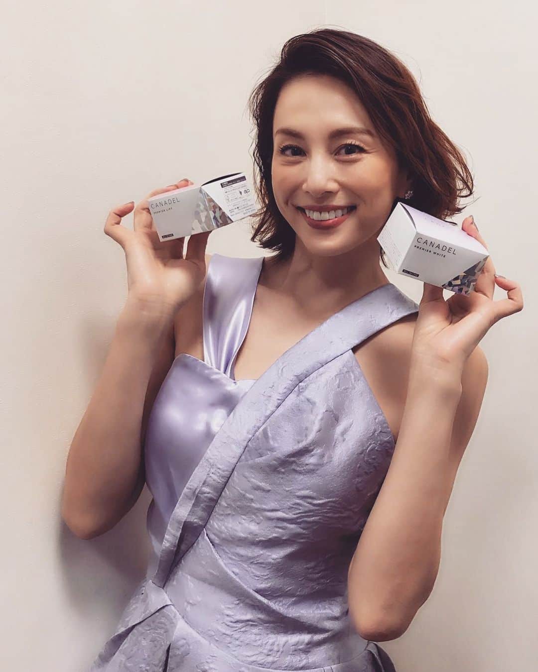 米倉涼子のインスタグラム：「こんばんは❗️﻿ 今日は新しいCM”CANADEL “の制作発表会に行ってきました！﻿ ちょっと恥ずかしいですが奇抜な踊りで頑張りました🤣‼️﻿ オールインワンでも美容成分たっぷりです！﻿ 是非観てくださいねっ❣️﻿ ﻿ Hi guys! ﻿ Today I went to product launch party for CANADEL! ﻿ It's for all in one beauty serum and it has lots of beauty benefits in it🥰 please watch it!﻿   @canadel_pr  @okuhara_seiichi  #えなみ眞理子  #ryokoyonekura」