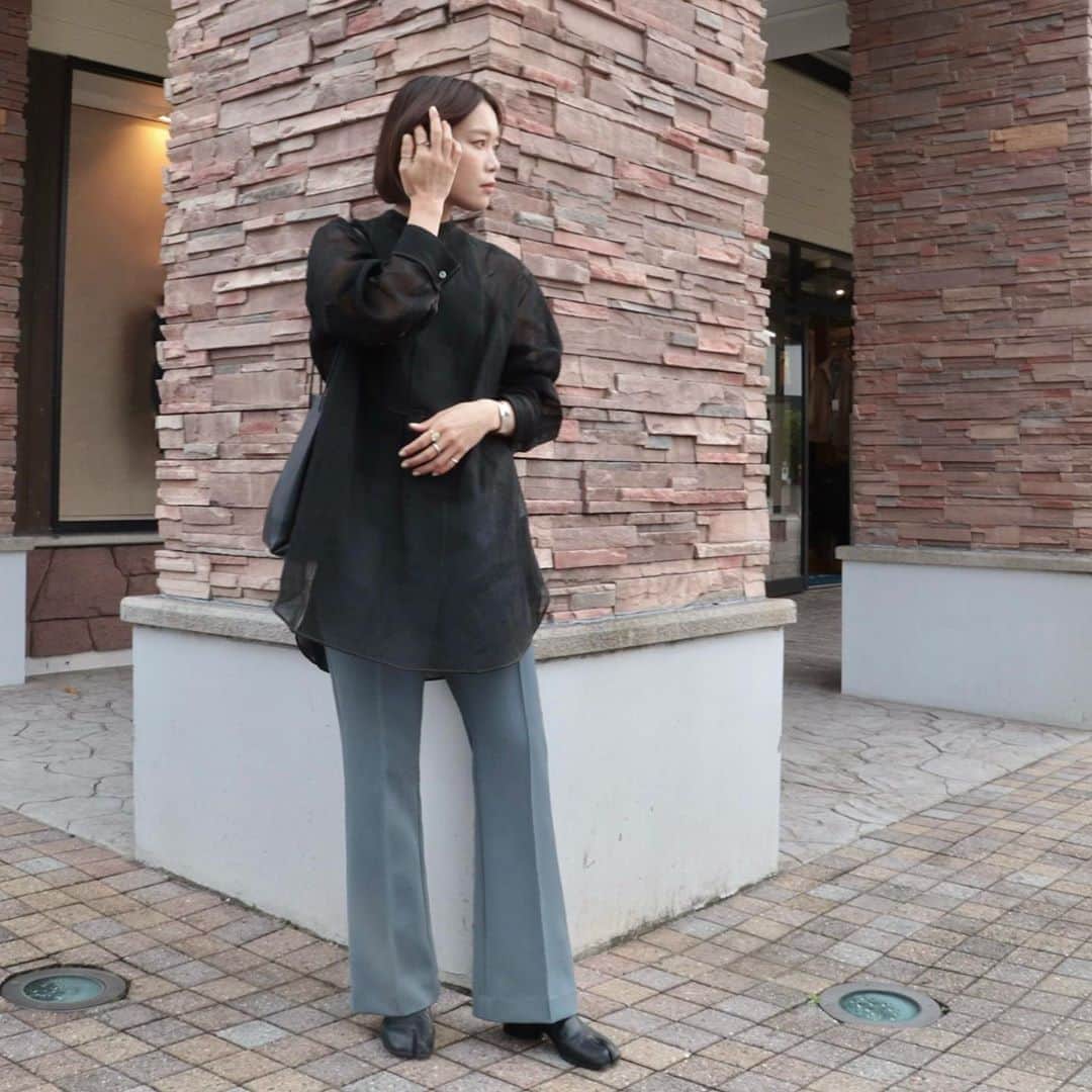 のインスタグラム：「. . 秋服を追加♡ . . フォロワーさんのところで一目惚れした @finna.jp のシアーブラウス . . 足元にも秋を投入🍂 . . . . #ootd #outfit #finna #pheeny #maisonmargiela #kuronekom4」