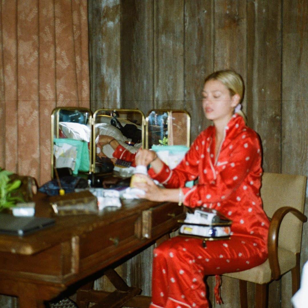 ニコラ・ペルツのインスタグラム：「christmas pj’s in the summer」