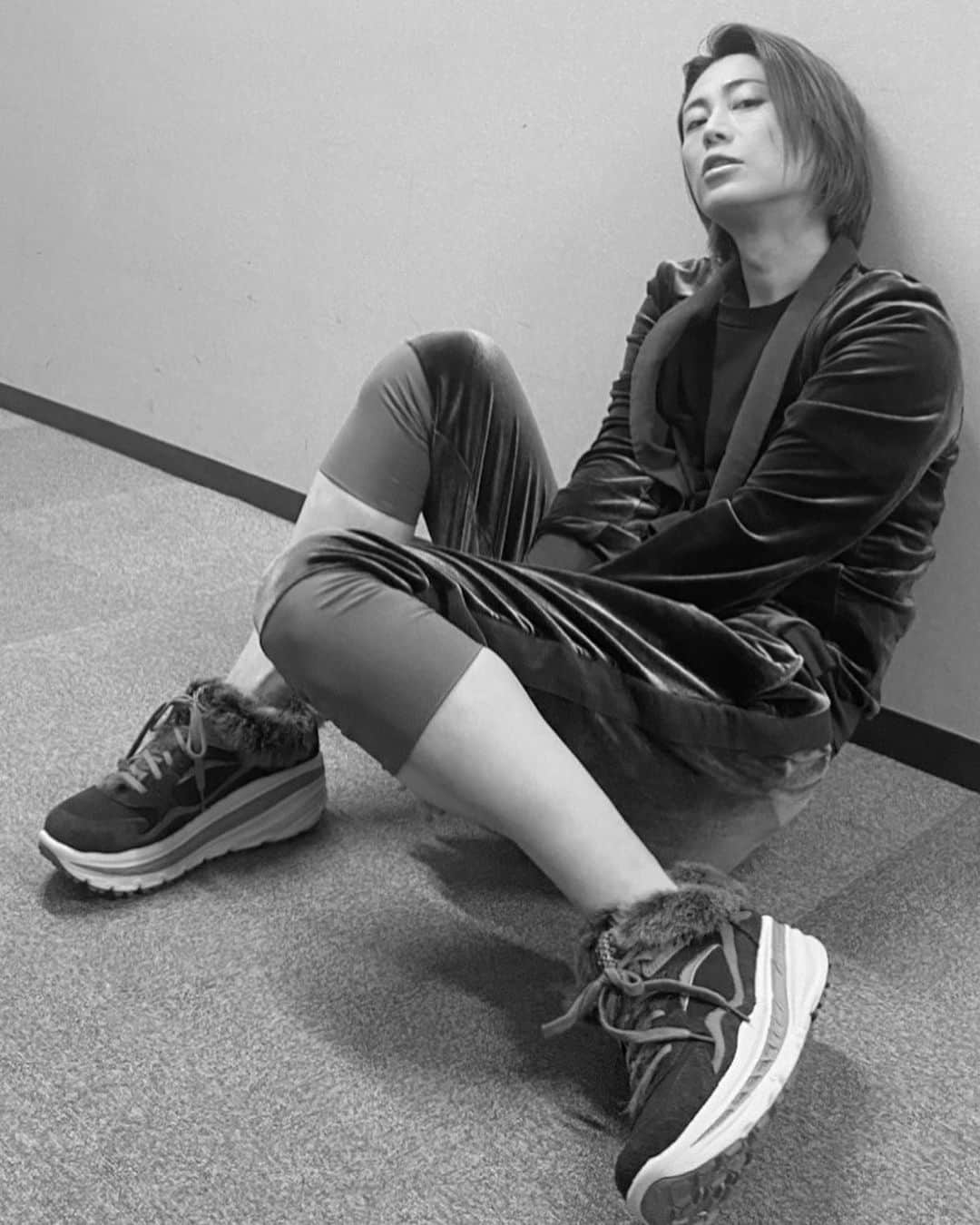 氷川きよしさんのインスタグラム写真 - (氷川きよしInstagram)「UGGの靴がはける季節になってきました！ 軽くて気持ちいい〜w  明治座の楽屋廊下。いつも同じシュツエーションですみませーんw  by kii  #氷川きよし #hikawakiyoshi #ootd #ugg #kii #bykii #キヨラー」9月24日 22時43分 - hikawa_kiyoshi_official
