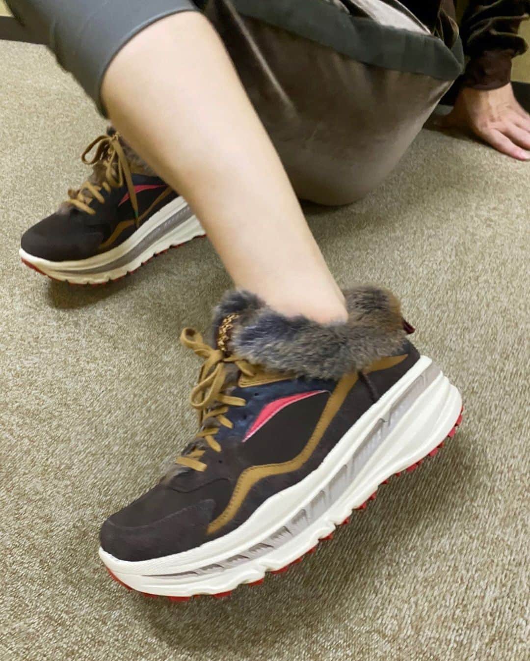 氷川きよしさんのインスタグラム写真 - (氷川きよしInstagram)「UGGの靴がはける季節になってきました！ 軽くて気持ちいい〜w  明治座の楽屋廊下。いつも同じシュツエーションですみませーんw  by kii  #氷川きよし #hikawakiyoshi #ootd #ugg #kii #bykii #キヨラー」9月24日 22時43分 - hikawa_kiyoshi_official