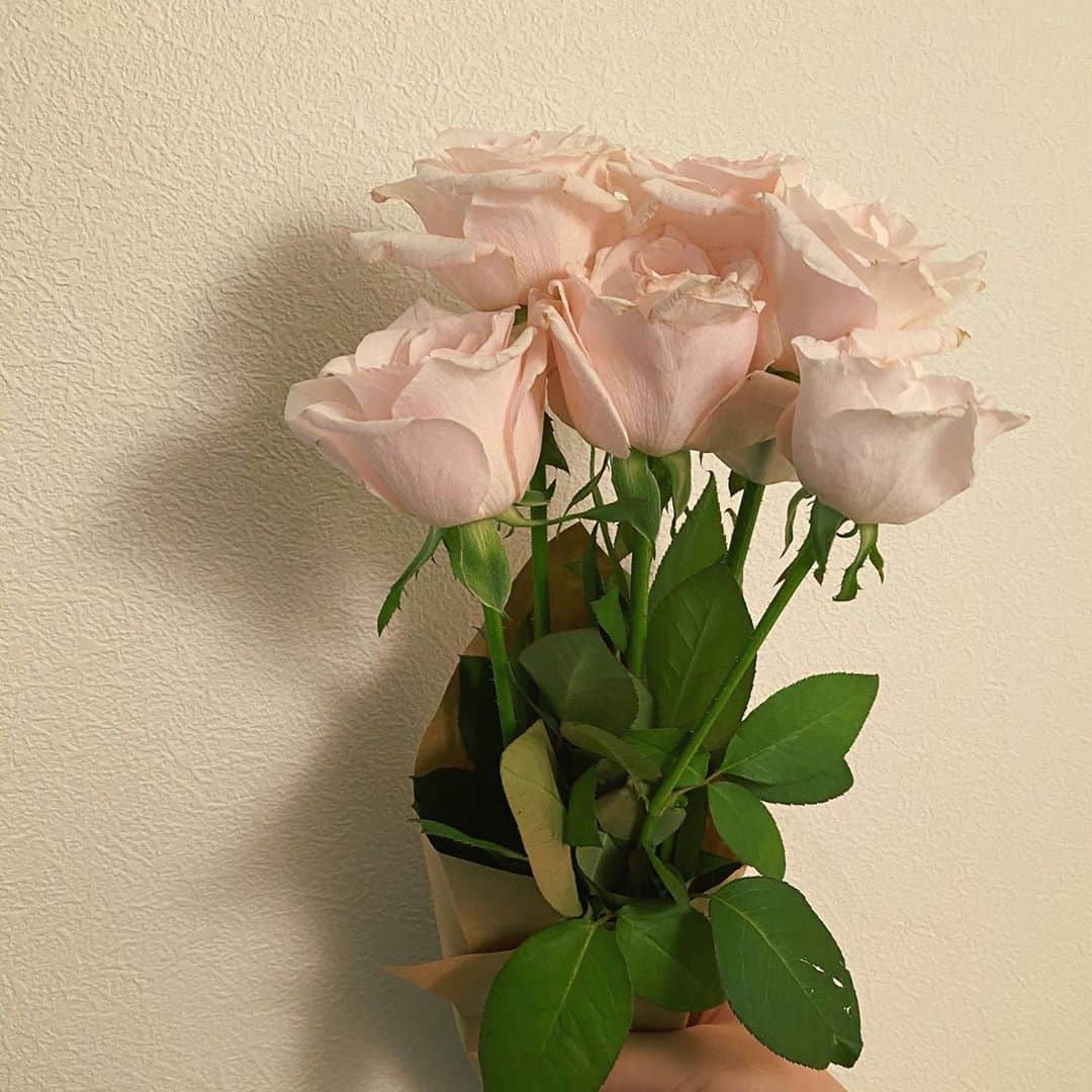 佐々木莉佳子さんのインスタグラム写真 - (佐々木莉佳子Instagram)「﻿ 先日、撮影でお花を頂きました💐🔴﻿ ﻿ 幸〜〜とってもかわい〜🥺﻿ ﻿ #helloproject#アンジュルム#佐々木莉佳子﻿ #お花に囲まれて生活したい#薔薇#薔薇の似合う人生とは#ピンク」9月24日 22時44分 - rikako_sasaki.official