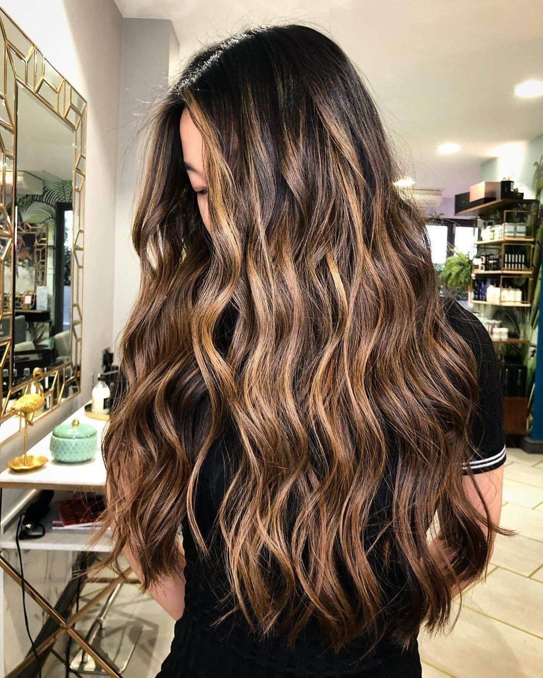ghd hairさんのインスタグラム写真 - (ghd hairInstagram)「Bronde waves are the perfect autumn aesthetic ✌️🍂 Want to create the style? Use #ghdrise to add voluminous curls throughout the hair ✨ @konstantinos_hair   #ghd #riseandglide #hairgoals #hairinspo #brondehair #autumnhair #autumnal #hairinspiration #hairinstagram #brondewaves」9月24日 22時45分 - ghdhair