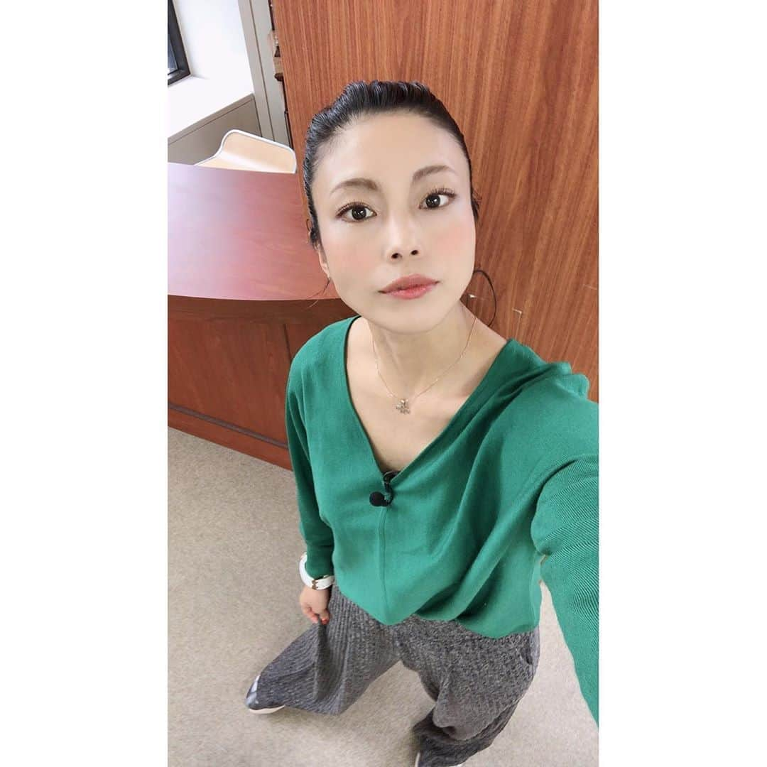 SAYUKIさんのインスタグラム写真 - (SAYUKIInstagram)「大好きなチャンネル700 の撮影でした😊 鮮やかなグリーンのメリノウールニットと柔らかなグレーのパンツは　@bananarepublic_jp  ゆるゆるとした着心地がとっても気持ち良い😍  最近はポニーテールがマイブームです。髪伸びたなあ。  実はこのスタジオは来月一杯でお引越し。また新しいスタジオでの撮影が始まるのですが、数年眺めたこのお堀の景色も好きだったので名残惜しい。  今回の差し入れは、　@lpdots  のドーナッツ🍩　人工着色料ナシ、トランス脂肪酸フリーのカラフル可愛いドーナッツに女子3人でテンション上がりました😆💕　差し入れて自分も食べるという笑  毎月の全国のケーブルテレビ情報をお届けするインフォチャンネル700 。 おススメの番組情報や、この番組オリジナルのコーナーでは、カレー屋さんや古書店巡り、そして楽しい英会話も。  全国の秋祭りの中止が相次いでいますが😢　チャンネル700では昨年の盛大なお祭りの模様が観られます！ 来年の再開を願って、チャンネル700 でお祭り気分を味わってはいかがでしょうか🏮👹  視聴方法は　チャンネル700 で検索してみて下さい😊  #チャンネル700  #番組MC #tvhost #tvshooting #bananarepublic 　 #catv」9月24日 22時54分 - sayukisvoice