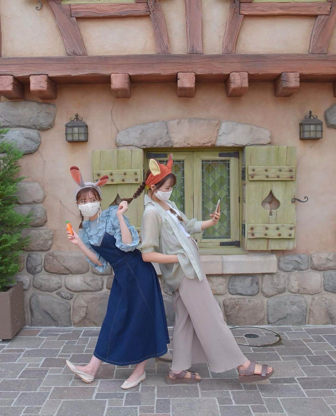 SHIHORINのインスタグラム：「𓂃𓂂𓇸﻿ ﻿ ﻿ 念願のニクジュディコーデしたんだっ🦊🐰🥕﻿ ポーズも真似してみたけどなんかちょっと違う🤣🙏🏻﻿笑 ﻿ ヘアバンドのお耳大きくて存在感抜群🦊🐰🚨🚓✨﻿ お友達やカップルで #ニクジュディバウンド は﻿ 絶対かわいい😍💕﻿ ﻿ ベリミニのパレードもみれたし🥺﻿ たくさんキャラたちと遭遇できて﻿ happyな日でした♥️♥️♥️﻿ ﻿ ﻿ #disney #disneyland #tokyodisneyland #tokyodisneyresort #zootopia #disneybound #disneycode #ディズニー #ディズニーランド #東京ディズニーランド #東京ディズニーリゾート #ディズニーバウンド #ディズニーコーデ #ニック #ニックワイルド #ジュディ #ジュディホップス #ニクジュディ #ニクジュディコーデ」