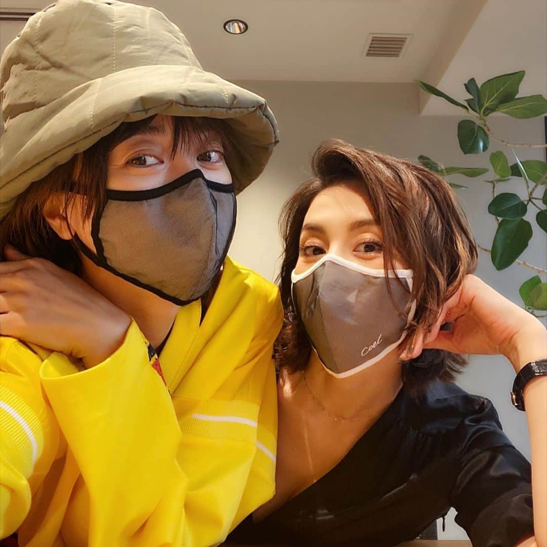 米倉涼子のインスタグラム：「久しぶりにかわいい妹ヨンアに会ってきましたよお😊✨﻿ 仲良くcoelのマスクして打ち合わせっ…おっと🤭﻿ この先はまだ内緒っ﻿ ふふふふっ😙❤️﻿ ﻿ ﻿ Also had a meeting with Youna today wearing matching masks... can't wait to tell you guys about our exciting announcement soon❤️  @youn1029  #頼りになる妹ちゃん」
