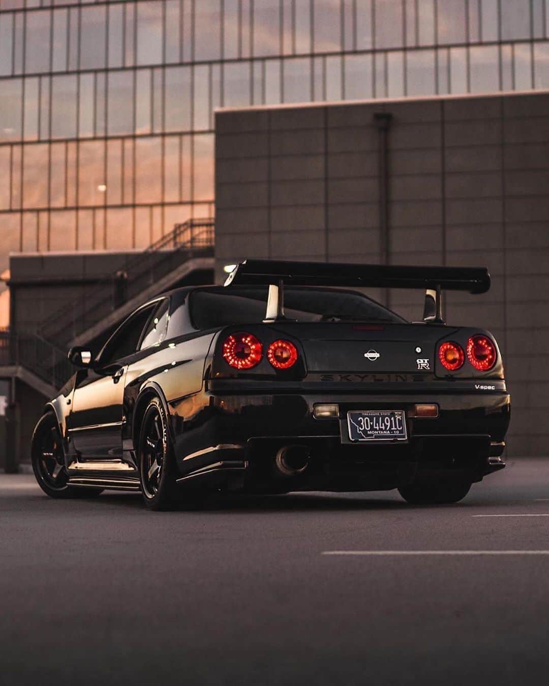 CarsWithoutLimitsさんのインスタグラム写真 - (CarsWithoutLimitsInstagram)「Skyline GT-R R34 😎 Photos @jatienza.photo  Owner @c2collab  #carswithoutlimits #nissan #skyline #gtrr34」9月24日 23時04分 - carswithoutlimits