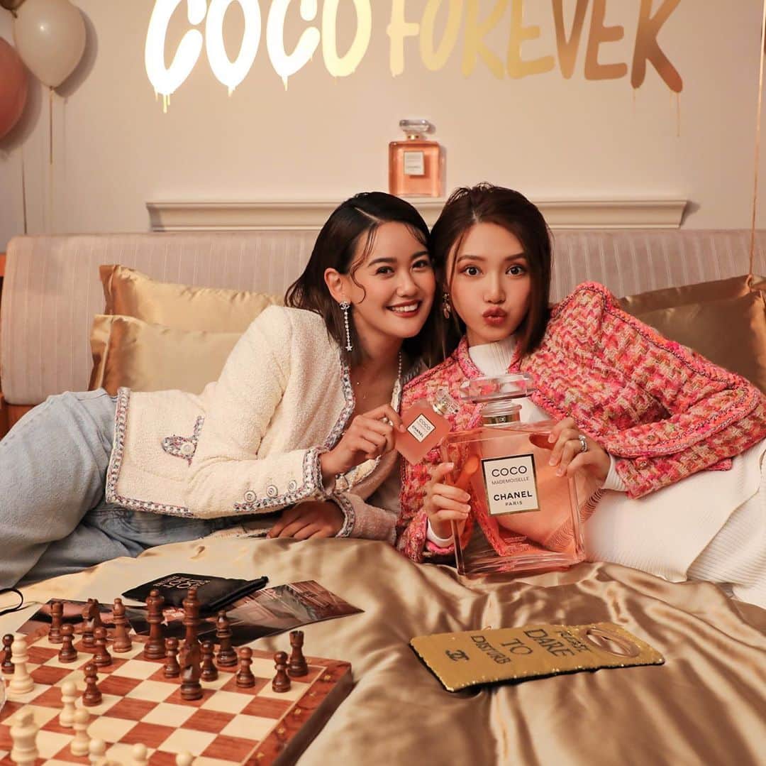 Elva Niさんのインスタグラム写真 - (Elva NiInstagram)「A day time dreamer + A night time thinker We had a blast enjoying all the night time treatments with @chanel.beauty Btw I'm using Rouge Allure Laque #63 chosen by you guys 💋  #COCOMADEMOISELLELEAUPRIVEE #ROUGEALLURE  #SUBLIMAGE」9月24日 22時55分 - misselvani
