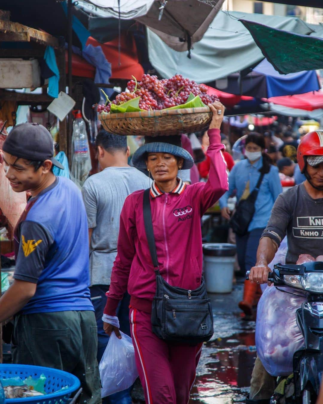 Shunsuke Miyatakeのインスタグラム：「Street 🍇 vendor in a 🍇 color, Phnom Penh, Cambodia」