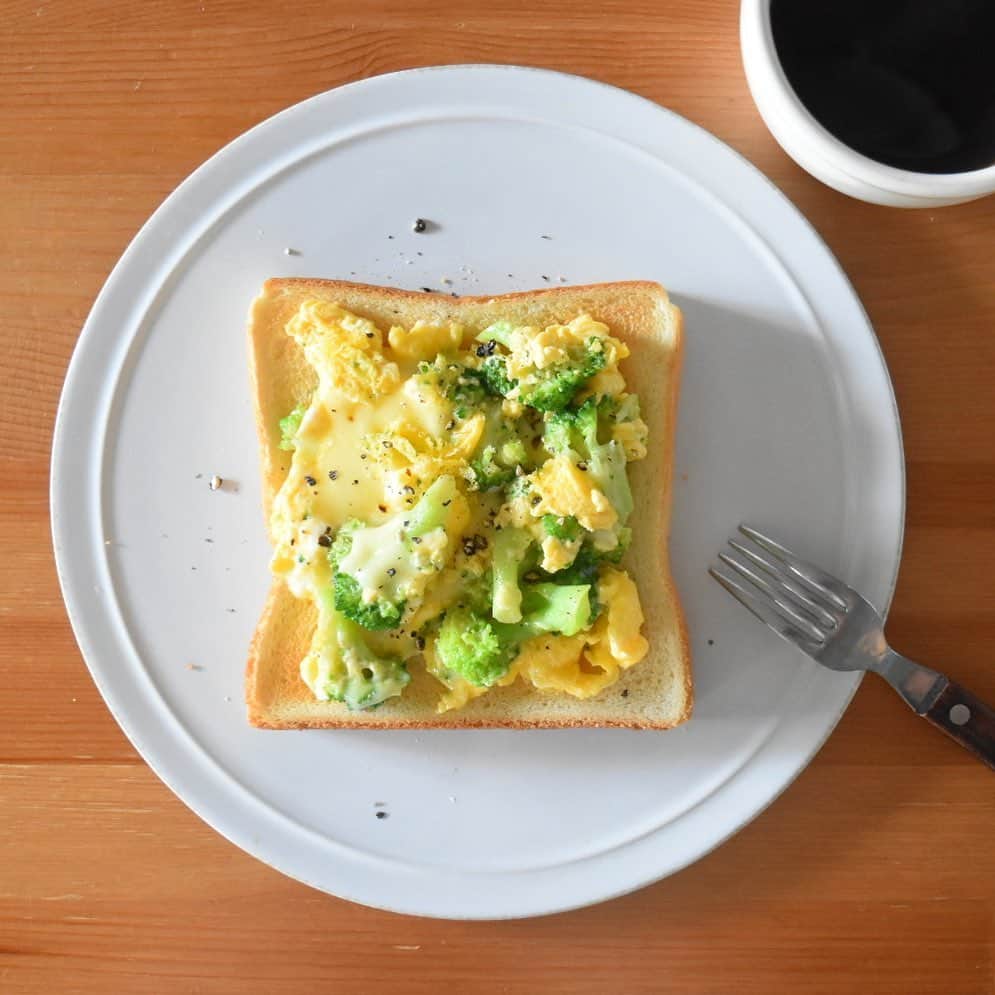 山崎佳のインスタグラム：「Today’s breakfast. ブロッコリーとチーズのスクランブルエッグのせトースト。」