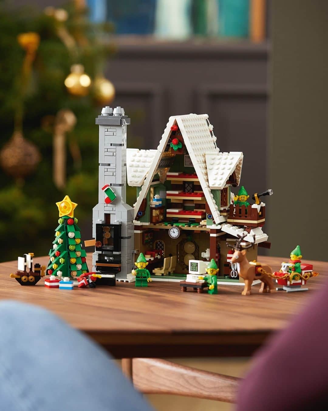 LEGOさんのインスタグラム写真 - (LEGOInstagram)「There’s nothing that says holiday season more than the Elf Club House! Available to LEGO VIP members now 🎄   #LEGO #elves」9月24日 23時00分 - lego