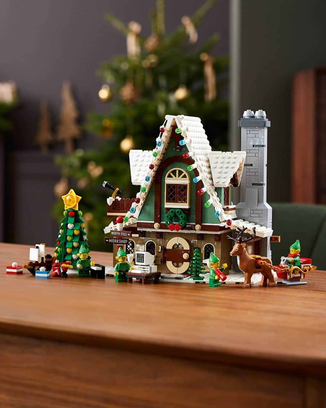 LEGOさんのインスタグラム写真 - (LEGOInstagram)「There’s nothing that says holiday season more than the Elf Club House! Available to LEGO VIP members now 🎄   #LEGO #elves」9月24日 23時00分 - lego