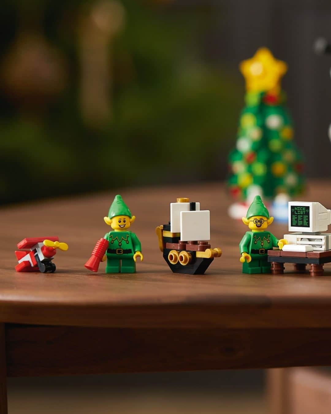 LEGOさんのインスタグラム写真 - (LEGOInstagram)「There’s nothing that says holiday season more than the Elf Club House! Available to LEGO VIP members now 🎄   #LEGO #elves」9月24日 23時00分 - lego