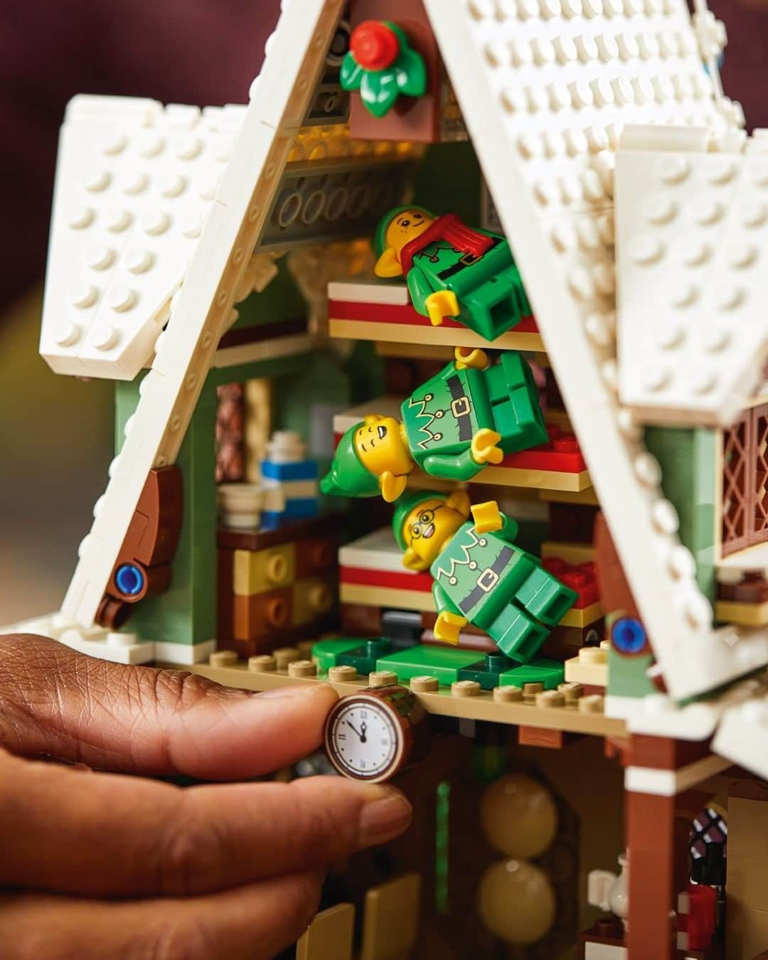 LEGOさんのインスタグラム写真 - (LEGOInstagram)「There’s nothing that says holiday season more than the Elf Club House! Available to LEGO VIP members now 🎄   #LEGO #elves」9月24日 23時00分 - lego