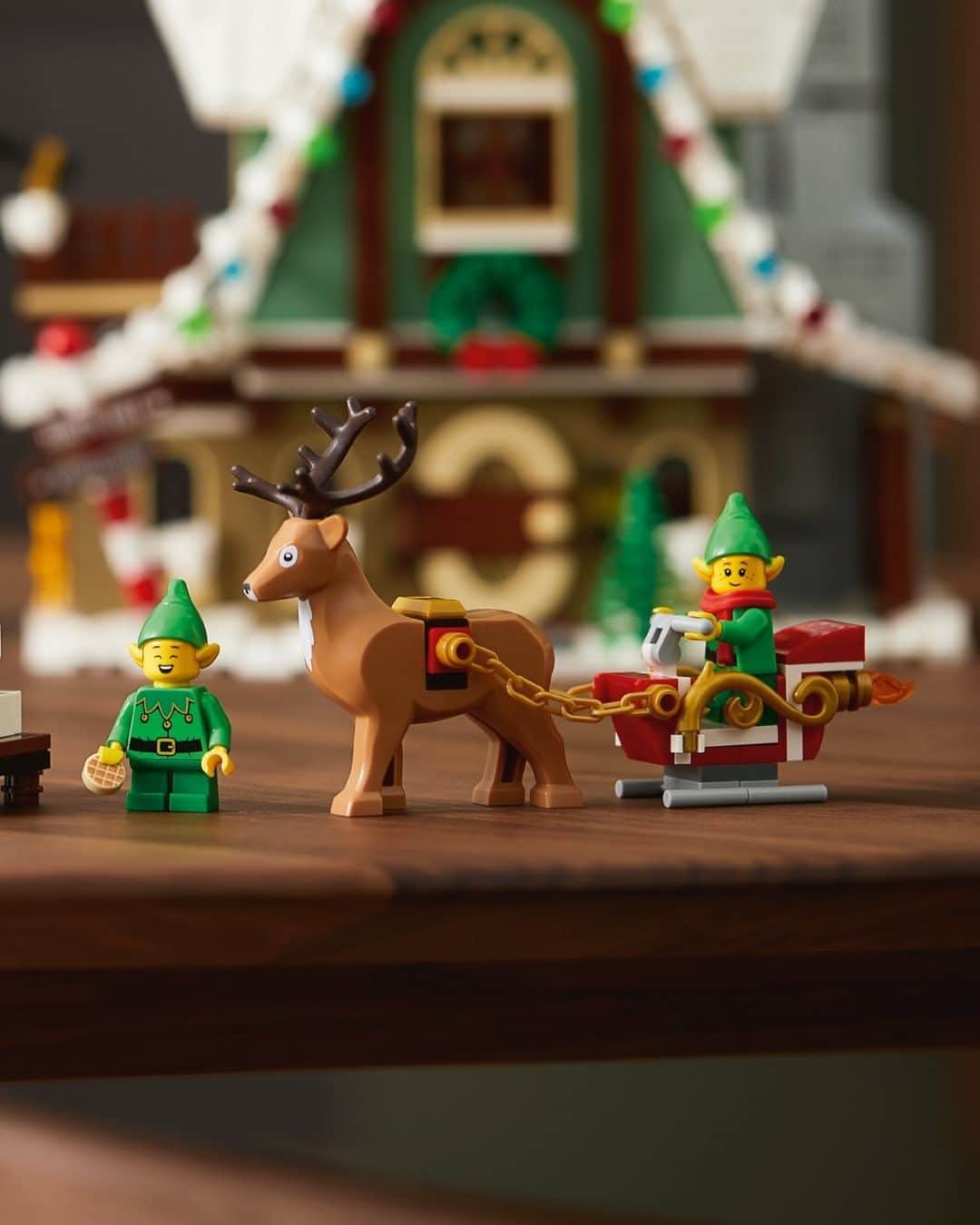 LEGOさんのインスタグラム写真 - (LEGOInstagram)「There’s nothing that says holiday season more than the Elf Club House! Available to LEGO VIP members now 🎄   #LEGO #elves」9月24日 23時00分 - lego