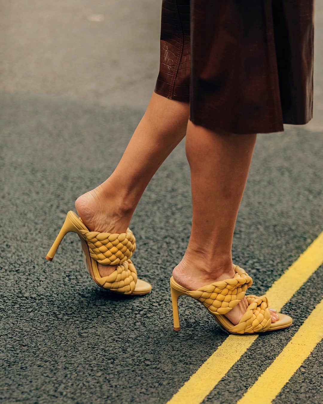 ネッタポルテさんのインスタグラム写真 - (ネッタポルテInstagram)「IT'S A SHOE THING: Sculptural yet statement, @bottegaveneta's 'Intrecciato' sandals have cult-appeal – pair yours with cropped hemlines to really let them shine. #IncredibleShoes  Tap the link in bio to shop at #NETAPORTER.」9月24日 23時01分 - netaporter