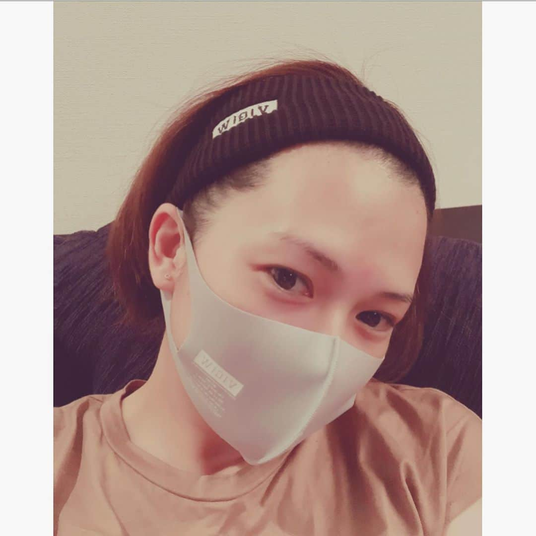 yuiのインスタグラム：「新しいマスクとヘアバンドをgetしました♪運動する時も結構汗かいたりするので通気性が良いと助かります✨いつもありがとうございます！！ #virgowearworks ． ． I got a new mask and hair band...I sweat quite a bit when I exercise, so it's nice to have good ventilation ✨Thanks again!」