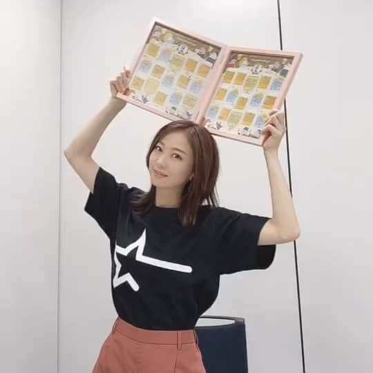 安済知佳のインスタグラム：「感謝の動画😭  YouTubeゲリラ生配信、ありがとうございました！  その時お話しした、皆様からいただいたお祝いの寄せ書き😳😳😳  この通り、しっかりと受け取りました！！  本当にありがとうございます！！！ 貴重なお時間を使って想いを込めてくださっているのが凄く伝わってきました。 ひたすら感謝感激です……大切にします。  個人でも沢山の方々が様々なお祝いをくださり本当に恐縮です…。  これからの活動で返していけるように頑張ります💪  その時は一緒に楽しみましょうね！！！  ではまた👍👍👍👍  #安済知佳」