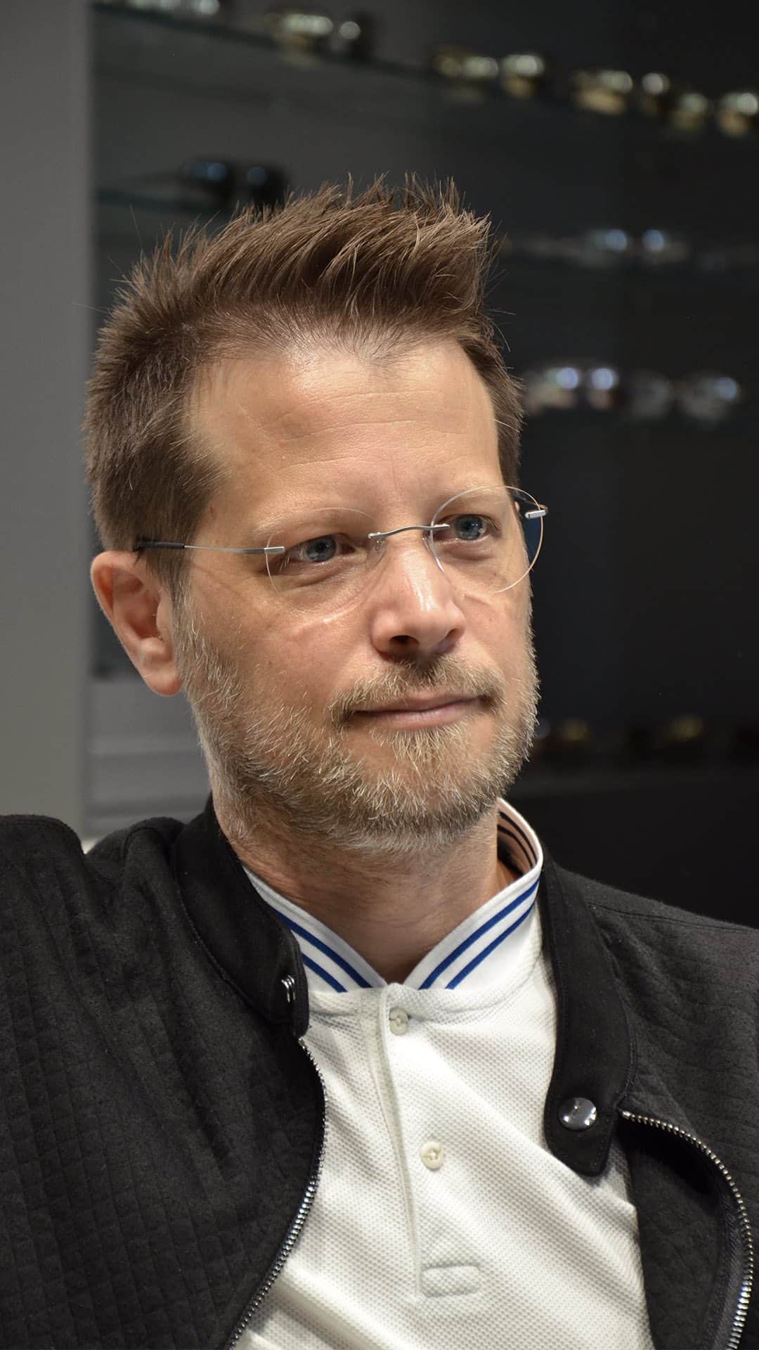 のインスタグラム：「Head of Design, Roland Keplinger, talks us through Silhouette’s minimalist approach to design; “It has to be clean, it has to be reduced, and it has to be boiled down to the absolute essentials.” From that starting point, precision is at the heart of design decisions, down to 0.02 mm. Watch in full on IGTV. . . . #silhouetteeyewear #tryitwearitloveit #insidesilhouette #eyeweardesign #luxuryeyewear #fashioneyewear #opticalframes」