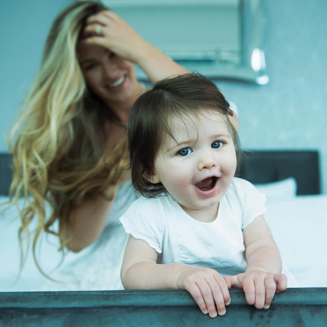 エイミー・ウィラートンのインスタグラム：「When you decided to do a 💩 in you’re ball pool and Mum had to spend the morning cleaning it up 🙃#mumlife   My little sproglet captured at home by the amazing @samaramorrisphotographer #morrisandmothers」