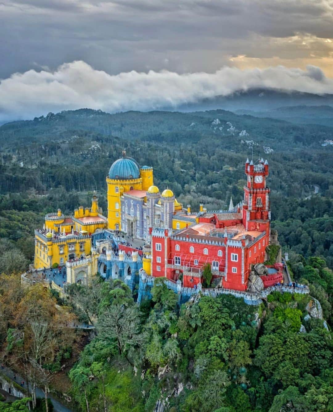 Instagramersさんのインスタグラム写真 - (InstagramersInstagram)「Amazing location with this magical and coloured architecture of Pena’s Palace in Sintra (Portugal) 📸 photo by @flyingbydaniel and @igerslisboa 💛💙🧡❤️ #igerslisboa #igersportugal #igers」9月25日 4時28分 - igers