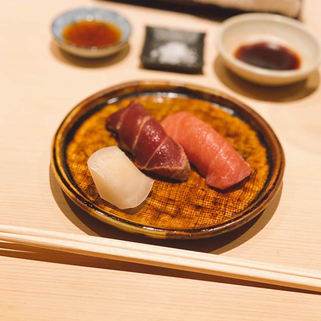 大谷咲子のインスタグラム：「大切なお友達と、いつもお世話になってる先生とお寿司を食べてきました。 お刺身もお寿司もひとつひとつとても美味しかったです。 うにが甘くて美味しかった…🥰 最後にいただいた大葉のシャーベットも、香りが良くて口がスッキリしました✨ 素敵なディナーをありがとうございました😊  #sushi #寿司 #恵比寿 #tokyo #japanesefood」