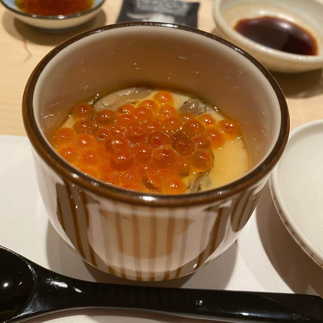 大谷咲子さんのインスタグラム写真 - (大谷咲子Instagram)「大切なお友達と、いつもお世話になってる先生とお寿司を食べてきました。 お刺身もお寿司もひとつひとつとても美味しかったです。 うにが甘くて美味しかった…🥰 最後にいただいた大葉のシャーベットも、香りが良くて口がスッキリしました✨ 素敵なディナーをありがとうございました😊  #sushi #寿司 #恵比寿 #tokyo #japanesefood」9月24日 23時04分 - sakiton69
