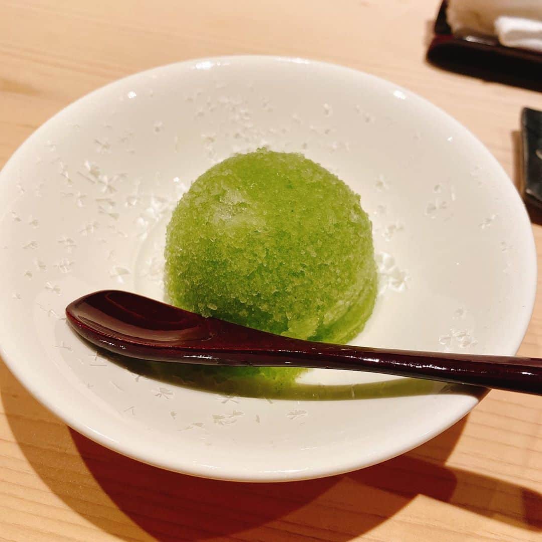 大谷咲子さんのインスタグラム写真 - (大谷咲子Instagram)「大切なお友達と、いつもお世話になってる先生とお寿司を食べてきました。 お刺身もお寿司もひとつひとつとても美味しかったです。 うにが甘くて美味しかった…🥰 最後にいただいた大葉のシャーベットも、香りが良くて口がスッキリしました✨ 素敵なディナーをありがとうございました😊  #sushi #寿司 #恵比寿 #tokyo #japanesefood」9月24日 23時04分 - sakiton69
