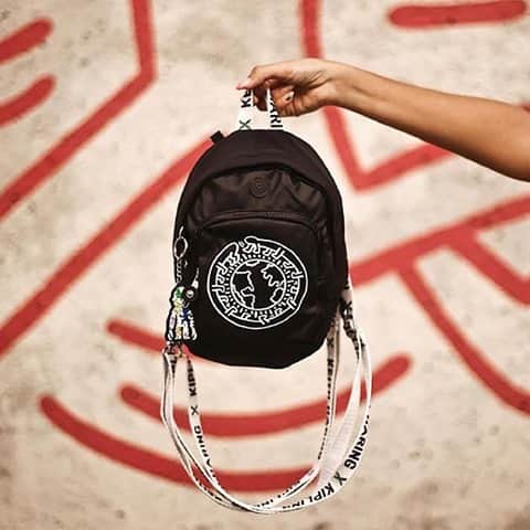 のインスタグラム：「Art is for everyone! The Kipling x Keith Haring bags are a statement of inclusivity to be loved for years to come. #LiveLight #KiplingxKeithHaring #PopArt #Kipling #KeithHaring Pic by @twinsforfashion」