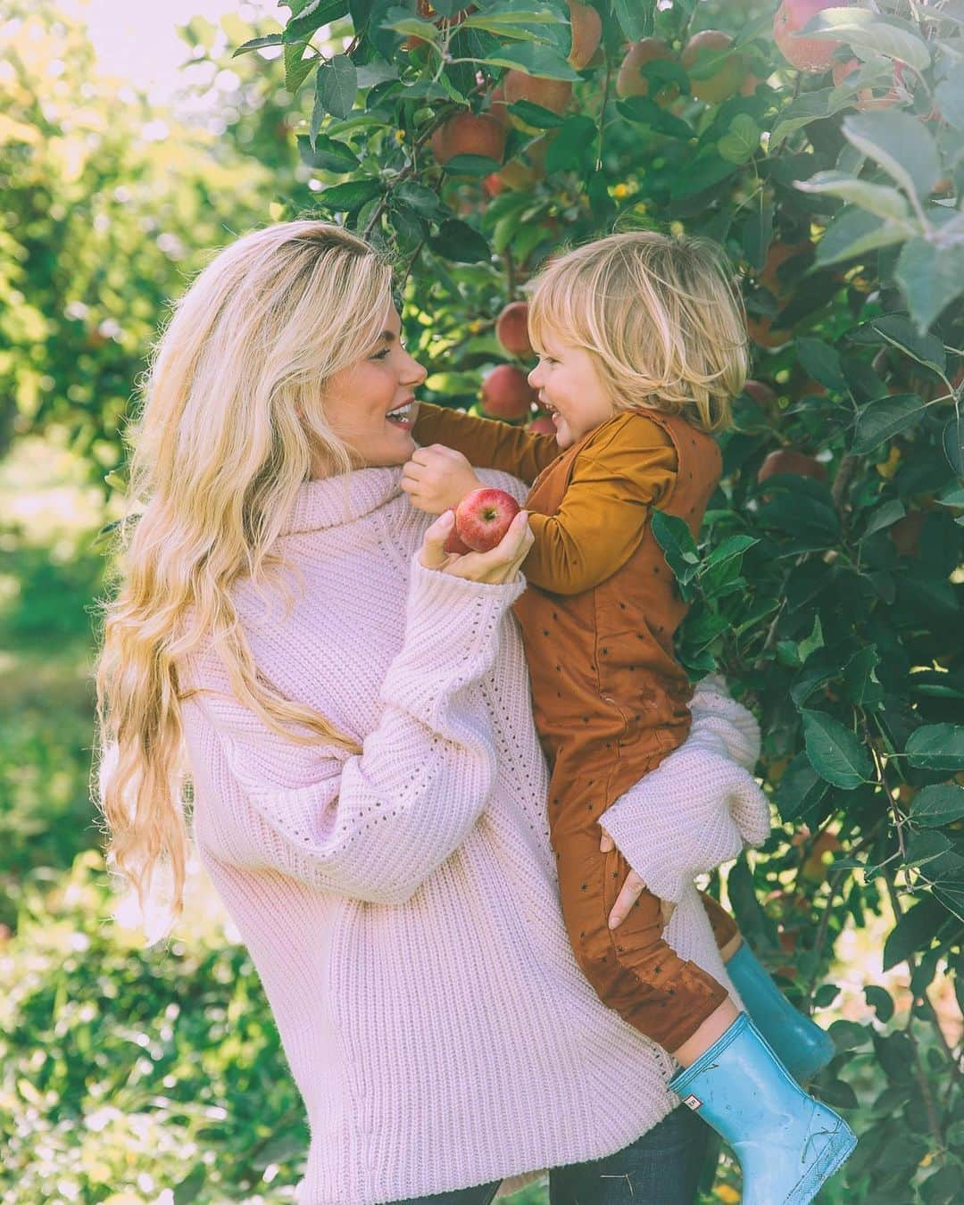 Amber Fillerup Clarkさんのインスタグラム写真 - (Amber Fillerup ClarkInstagram)「Rounded up some apple picking pictures from throughout the years.. realized we didn’t go in 2017 *gasp* won’t happen again!!!!!!」9月24日 23時07分 - amberfillerup