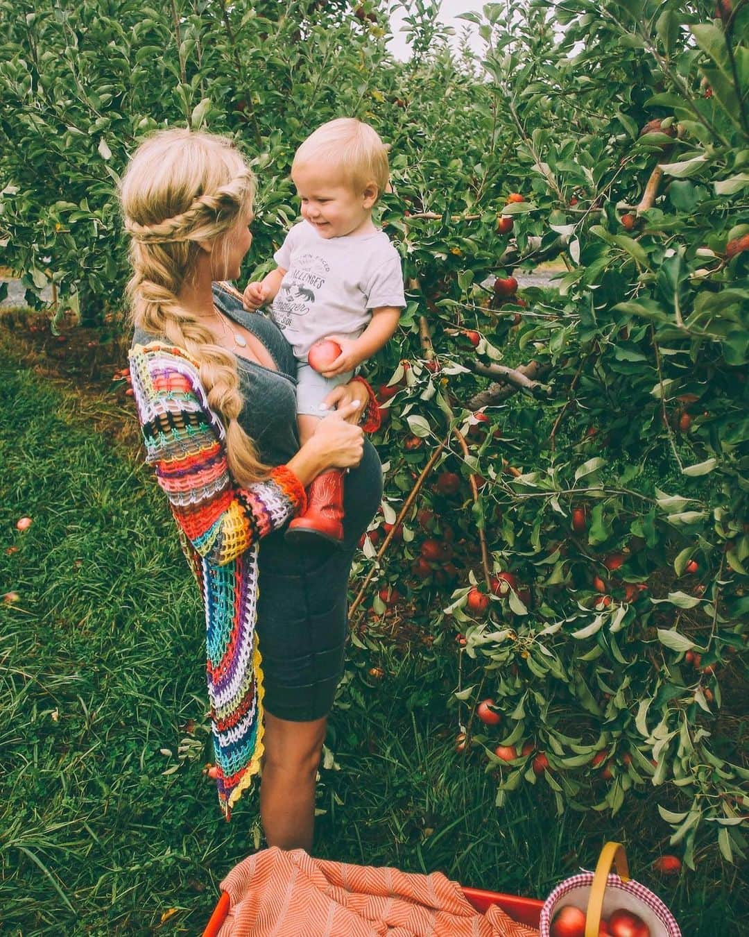 Amber Fillerup Clarkさんのインスタグラム写真 - (Amber Fillerup ClarkInstagram)「Rounded up some apple picking pictures from throughout the years.. realized we didn’t go in 2017 *gasp* won’t happen again!!!!!!」9月24日 23時07分 - amberfillerup