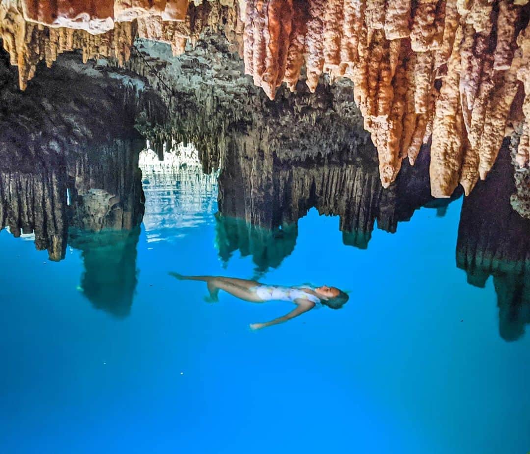 アリサ・ラモスのインスタグラム：「Would you swim in a cave? Where the water is freezing and crystal clear yet you can't see the bottom, and there's bats flying above you?  . It's definitely a bit freaky, but I'd highly recommend it 😂 This is actually a Cenote (the difference is it has multiple entry/exits instead of one) and there are tons in Riviera Maya, but this might be one of my favorites. . Why, you ask? 🤓 Because most only have one or two water pools, and you can't really see the cool stalactites (crazy looking rocks hanging down) unless you swim under them with dive gear...which I did a while ago and ended up thinking I was drowning, and didn't dive or go near a Cenote for over a year.  . This Cenote, called 7 Bocas, has the photo-worthy pool, but also a cave system that's swimmable without diving equipment! As the name implies, it has 7 "mouths" (openings), that you can climb down into, and then swim to the others! ...if you dare!  . It definitely feels like you're in outer space when you swim here...or like, a Nat Geo docu about Mayan human sacrafices (they used to sink them in Cenotes thinking they go all the way down to...well, you know). . There's an entire "Ruta de Cenotes" with about 10 of them, and although they take longer to get to, and the pricing has gone way up ($15-20 vs $2-5 when I went 4 years ago), they are all run by extremely friendly, excited locals who live there, and the gov has also hired other locals to give info at the entrances to them!  . Video of the swim coming soon, and blog post with more info on how to do a self-tour and my fave Cenotes! . . . #rivieramaya #PlayadelCarmen #cancun #Tulum #mexico #cenote #cenote7bocas #adventuretravel #travelphotography #gltlove #tlpicks #natgeotravel #quintanaroo」