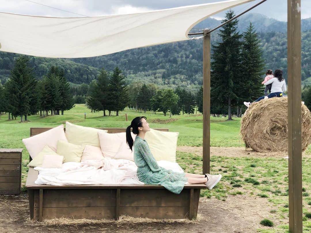 七尾エレナのインスタグラム：「先週の思い出🐑🐄🐐 空気、食べ物ぜんぶ美味しくて 動物たちはのびのび生きてて 東京と北海道、半々で子育てしたいと思った😉」