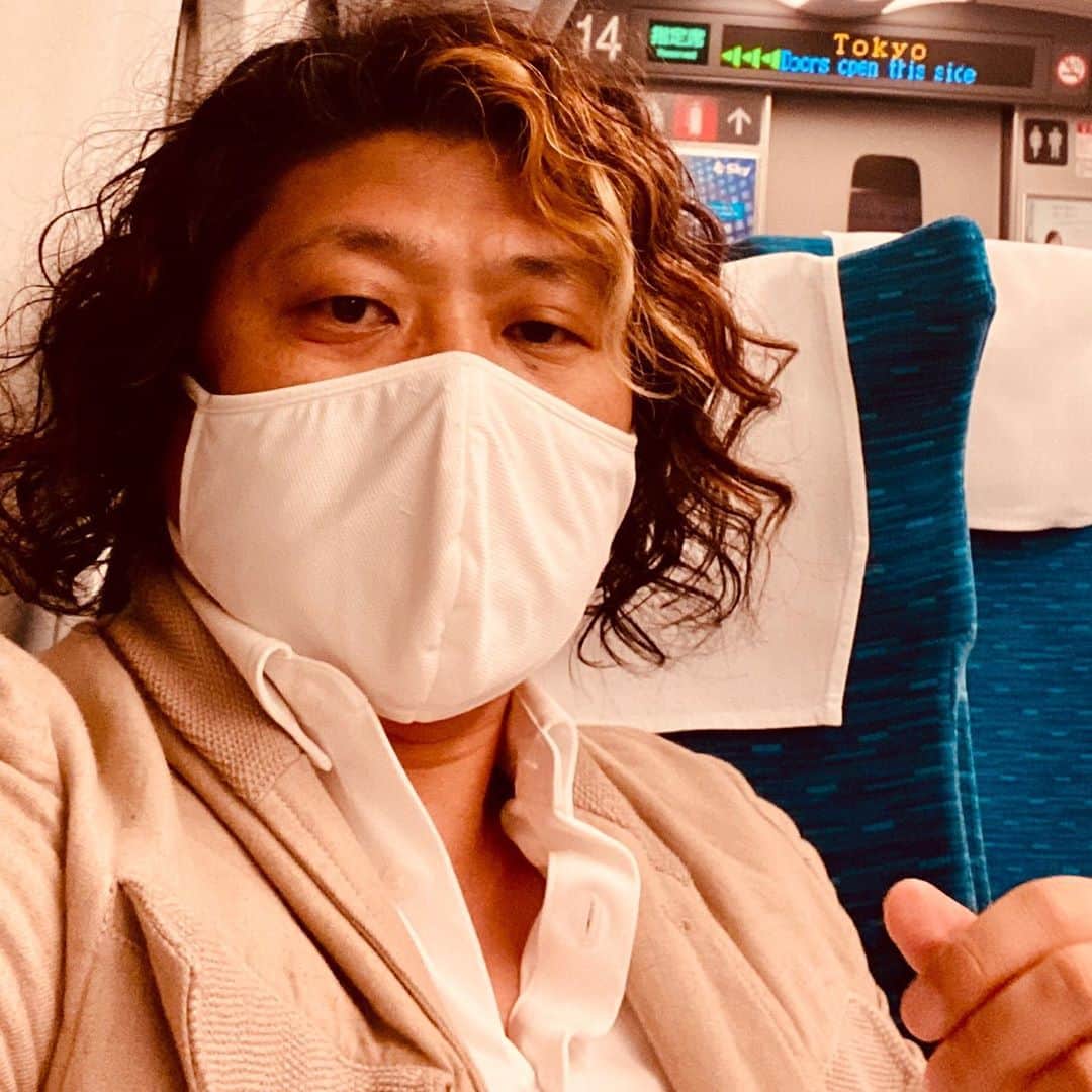 鴨志田由貴のインスタグラム：「雨の日は天然パーマの人間には辛いんです。 久々東京に戻ってますが、なんかプロレスラーみたいに写りました。 最近は頭痛がひどく薬漬けです。 #天然パーマ　#癖っ毛」