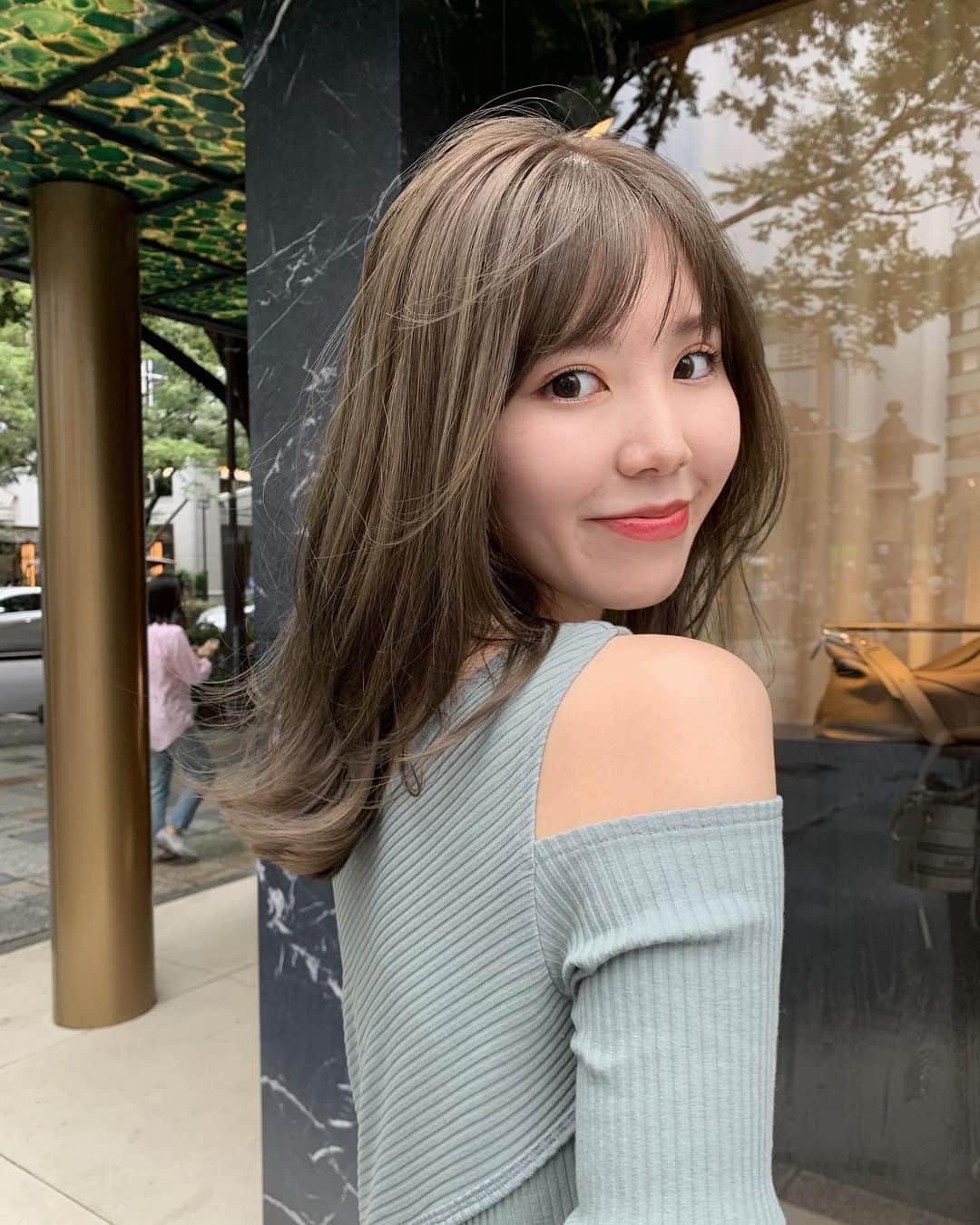 金子栞のインスタグラム：「約1年ぶりにバッサリと！ Before写真撮っておけばよかったー！  色も加工無しでこの透明感！ めちゃ良い感じ☺️❤️  ✂️@harada.hair」