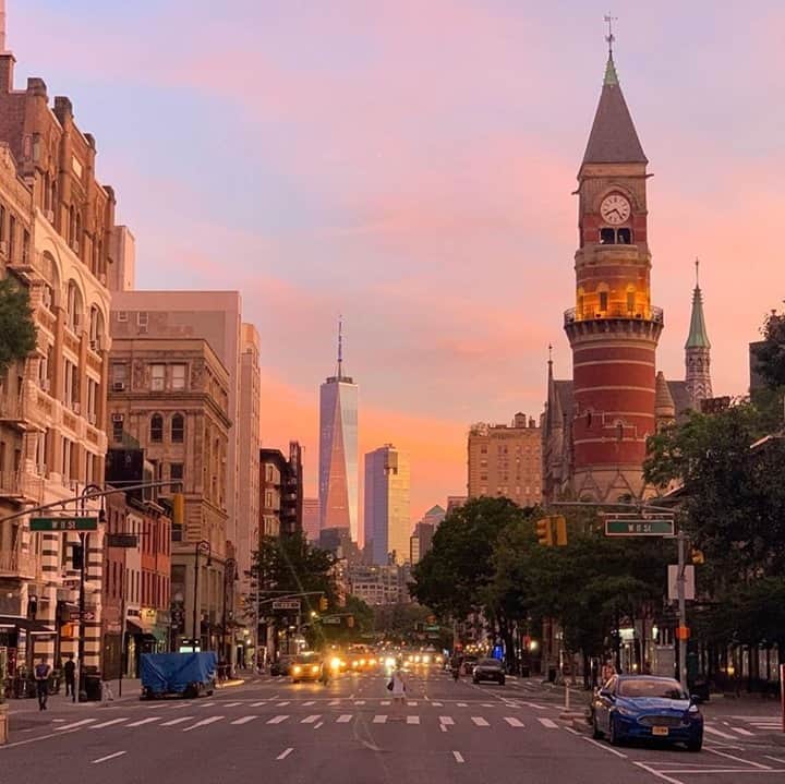 C.O. Bigelowさんのインスタグラム写真 - (C.O. BigelowInstagram)「⁠Cotton candy skies over 6th Ave. 🌇⁠ We're so lucky to call Greenwich Village our home! 🥰 ⁠ ⁠  📷  @therealcrames⁠ ⁠」9月24日 23時15分 - cobigelow