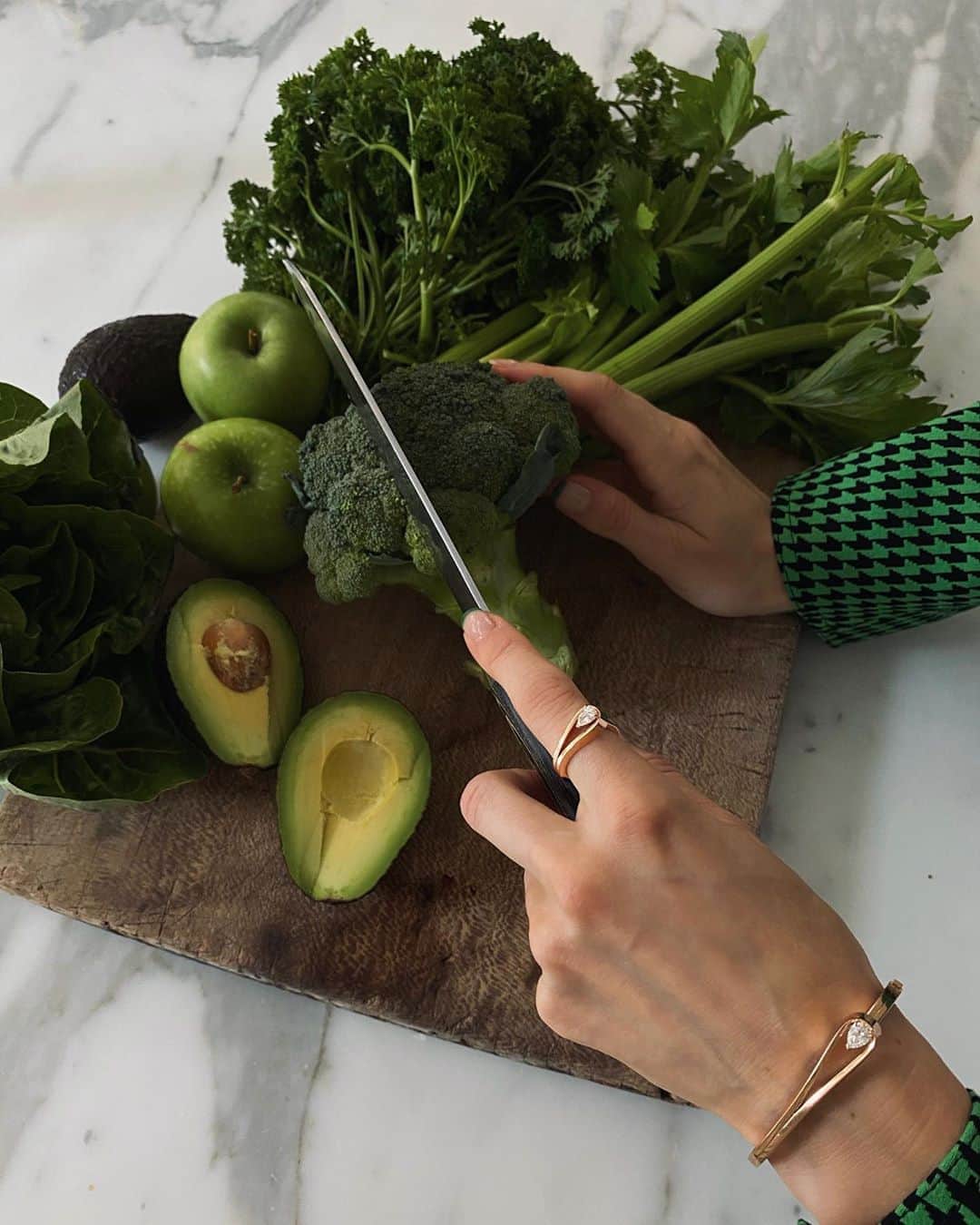 ペニーレ・タイスベックのインスタグラム：「Annonce On the menu today is the ultimate mix of healthy greens with a touch of beautiful diamonds and gold from @repossi 💛💚 #repossinarratives」