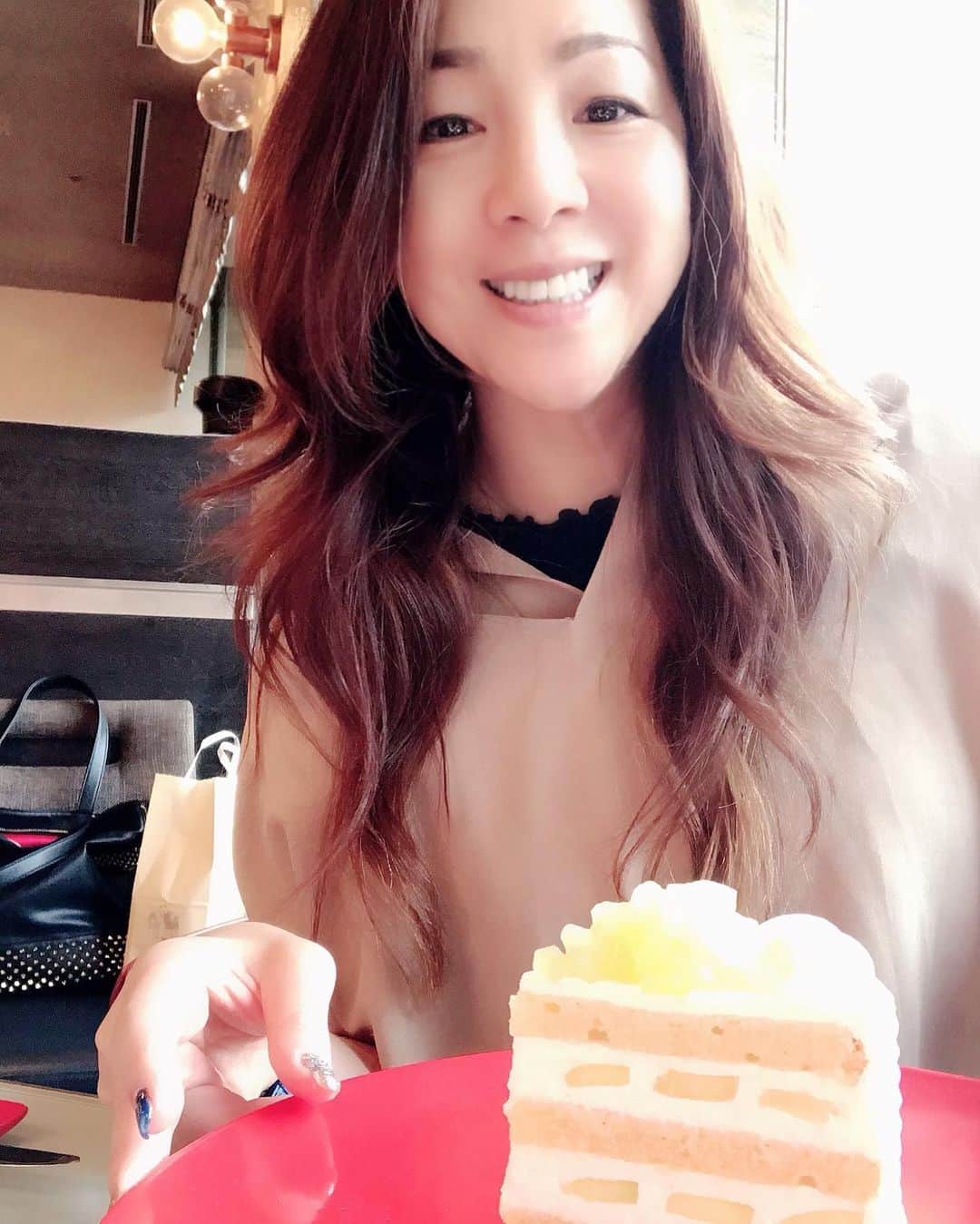 井上貴子のインスタグラム：「想像してください。  ○10年ほどホテルニューオータニに住んでる友人がいる  ○ホテルニューオータニのスーパーメロンショートケーキがとても美味しかった。  ○神取さん ○きょんP（井上京子選手）  ○W井上で写真撮るの忘れた  Happyで^ ^  コロナ禍に携わる 全てのお仕事の皆様。  心から 感謝しています。  引き続き油断せず お気をつけて お過ごし下さいませ。  #井上貴子  #LLPWX #神取忍 #女子プロレス #紅緒と柊音 #トイプードル #神取忍 #井上京子 #ディアナ女子プロレス #10月11日後楽園ホール #ホテルニューオータニ #スーパーメロンショートケーキ #Twitterも見てね #感謝 #STOPCOVID19」