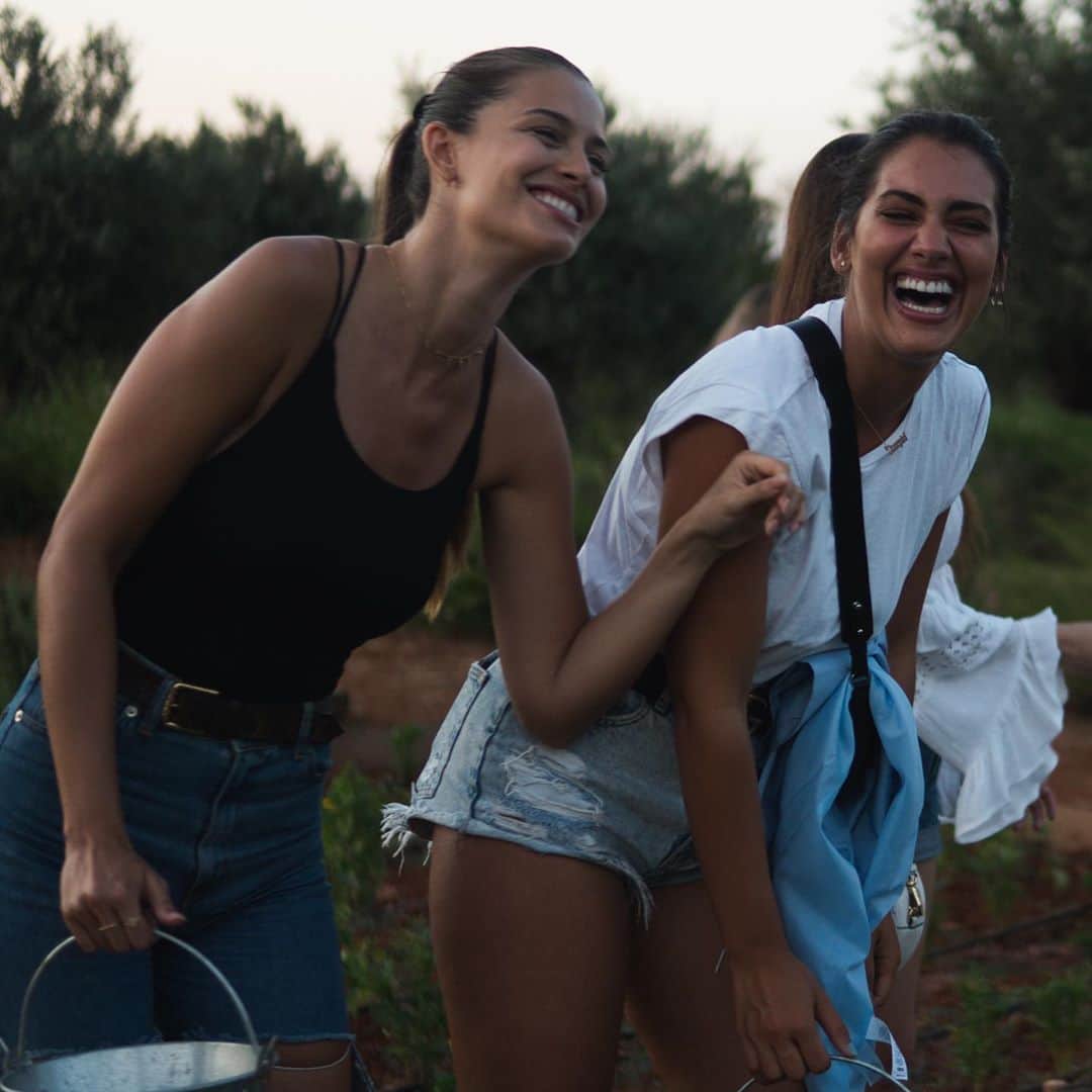 デシレ・コルデロ・フェレールのインスタグラム：「Amiga yo no sé que tenía ese huerto 👩🏽‍🌾👩🏽‍🌾🌿 @imlorenaduran 😂😂 Hagan sus memes !!!!」