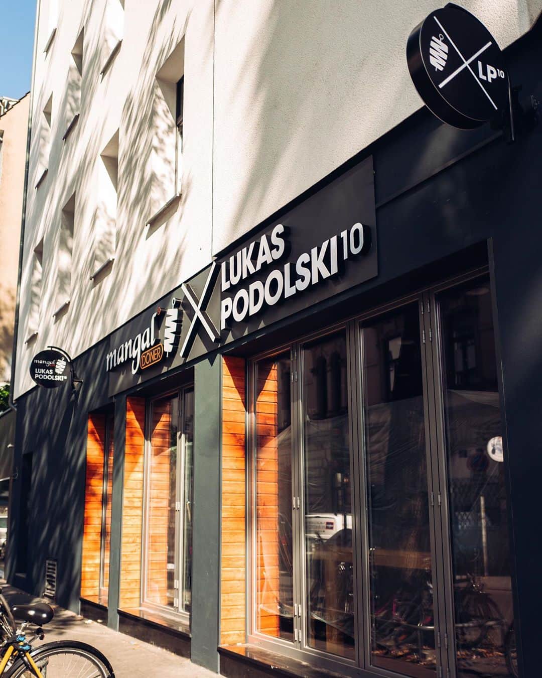 ルーカス・ポドルスキさんのインスタグラム写真 - (ルーカス・ポドルスキInstagram)「New @mangal_doener store in the making 🙌🏻💪🏻🥙 #comingsoon #cologne #kebap」9月24日 23時33分 - lukaspodolski