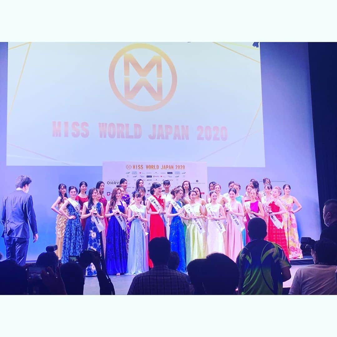 太田理恵さんのインスタグラム写真 - (太田理恵Instagram)「ミス・ワールド2020日本大会で 日本伝統文化賞 を頂きました👑  残念ながら日本代表には届きませんでしたが、素敵な賞を頂き非常に嬉しいです！ 今年1年間、よろしくお願い致します💕  ドレスは#東京ソワール 様のドレスです！ 2014年はグリーン、2015年はピンク、そして今年は落ち着いたネイビーのドレス👗💓 毎回素敵なドレスをありがとうございます✨  ミス・ワールド日本大会は3度目の出場でしたが、TOP10に入れなかったのは初めてで、何百回も練習したスピーチをステージで発表することすらできなかったことが悔しかった。 でも、この2ヶ月はすごく密度が濃くて、自分自身もすごく成長できました👠 そして今年も、本当に多彩なファイナリストの方々と出会うことができました✨  今年応募を決めた時、正直自分がどこまで残れるか本当に分からなかった 8788人も応募がある中で 出場3回目の私を 35人しか選ばれないファイナリストに選んでもらえたことが嬉しかった  そして、6年前はファイナリストでも十分嬉しかったのが、今年は受賞しても悔しい そこに自分の成長を感じました  どんな分野でも他人と比較して上を見ればキリがないですが、自分の経験を横断的に活かすことができれば、それは「自分にしかできないこと」だと、私は思います  2014年　審査員特別賞 2015年　実行委員長賞 2020年　日本伝統文化賞  3回も日本大会に出場させて頂き素敵な賞を頂いた経験は、どんな世界に行っても、私を構成する一部になります✨ 貴重な経験をさせて頂き、本当にありがとうございました！  今年はオンラインでの審査やセミナーが多い、特殊な年でした 動画提出での審査は何度でも撮り直すことができて、際限なくこだわれることが最大の特徴でした📱 短期間で能力を大幅に向上させることはできなくても、各審査で今自分にできる最大限の瞬間を動画に込めることを、ずっと大切にしてきました。  各審査の前は、とにかく使える時間を全て注ぎ込んで練習して、3回の出場の中で1番忙しくて大変な年でしたが、1番自分が成長できた年でもありました✨ 悔しい結果ではありますが、本気で毎日取り組みやり切ったので後悔はないです！  応援して下さった方、本当にありがとうございました！ 1年間は受賞者として活動させて頂きますので、よろしくお願い致します♡  #missworldjapan #ミスワールド #ミスワールドジャパン #太田理恵 #日本伝統文化賞」9月24日 23時35分 - rie_ota_0622
