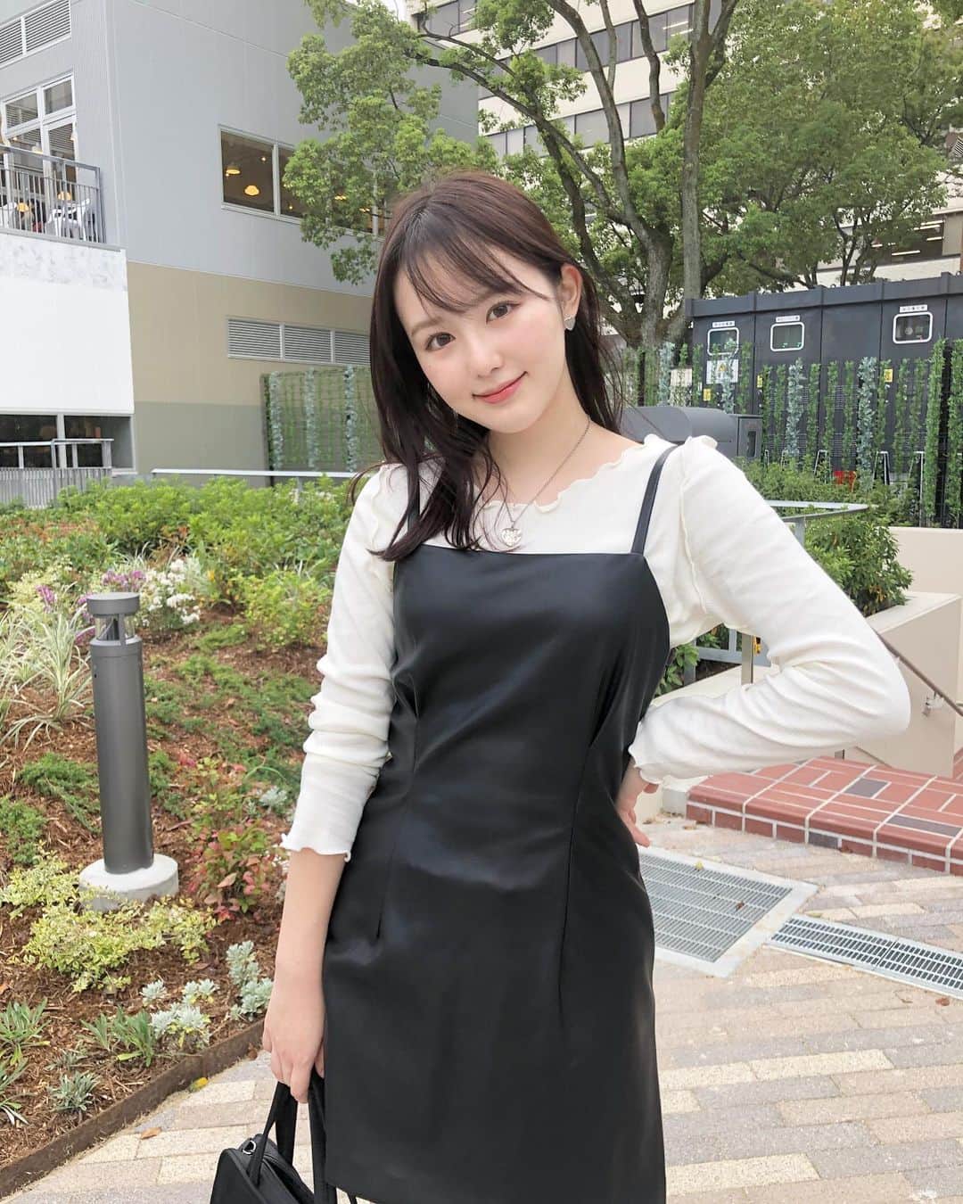 伊藤小春のインスタグラム：「・﻿ ほんのり秋めいてきましたね🍎嬉し〜〜﻿ ﻿ 1週間前にオープンしたばかりの　#ヒサヤオオドオリパーク﻿ こういう時ピースしか出来ない！観光客感！﻿ ﻿ 美味しそうなお店がたくさん入ってたから、食欲の秋だしコンプリートしたいな🥺﻿ ﻿ #名古屋テレビ塔　#栄　﻿ #evris #drmartens﻿ ﻿ （マスクは写真を撮る時だけ外しました○）」