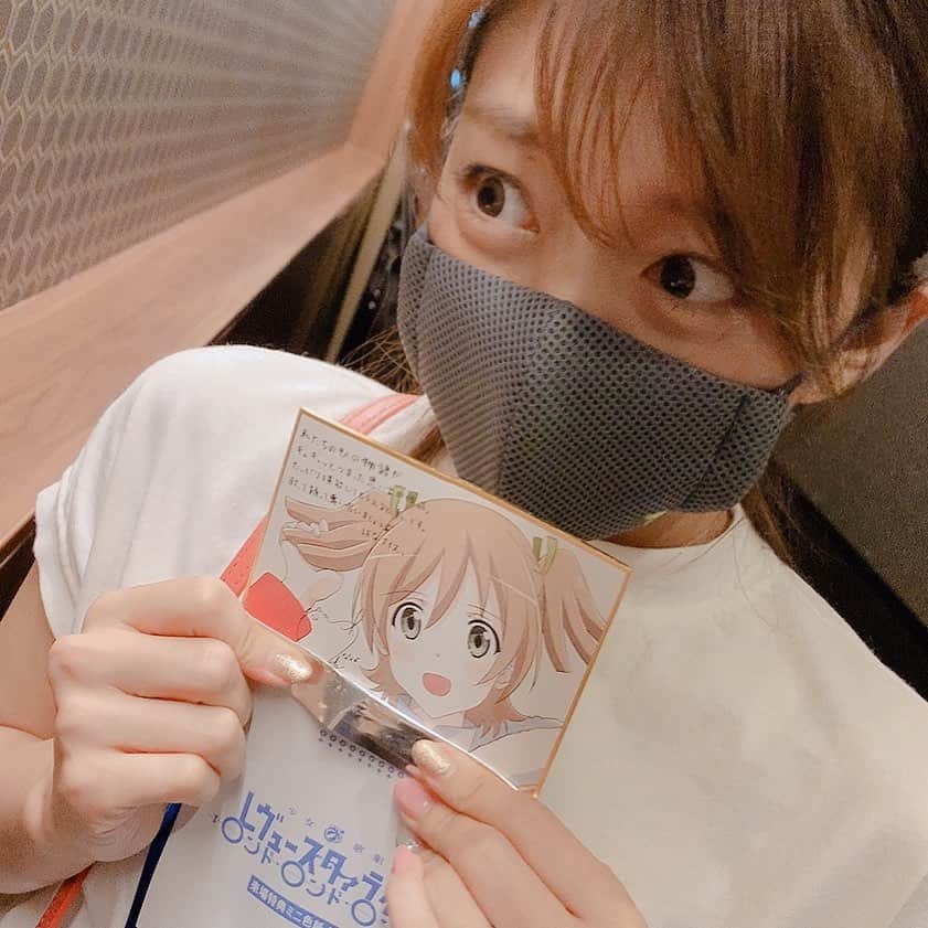三森すずこのインスタグラム：「光のあたり具合のせいで涙袋爆発しそうだけど、笑　(クマじゃない！) いつぞやのロンドロンドロンド見に行った時のお写真😂✨✨ 特典は大場ななさんでした🍌」