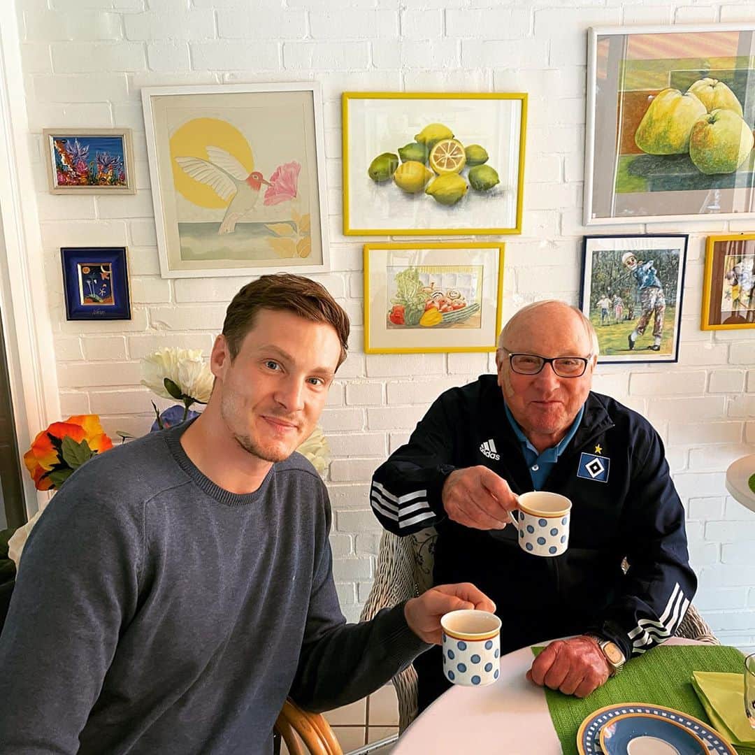 マルセル・ヤンセンのインスタグラム：「Herzlichen Dank für den guten Kaffee und die Herzlichkeit, lieber Uwe🔷#zugastbeiuwe #unsuwe #derhamburgersportverein #nurderhsv @hsv @hsv_ev @hsv_sc」