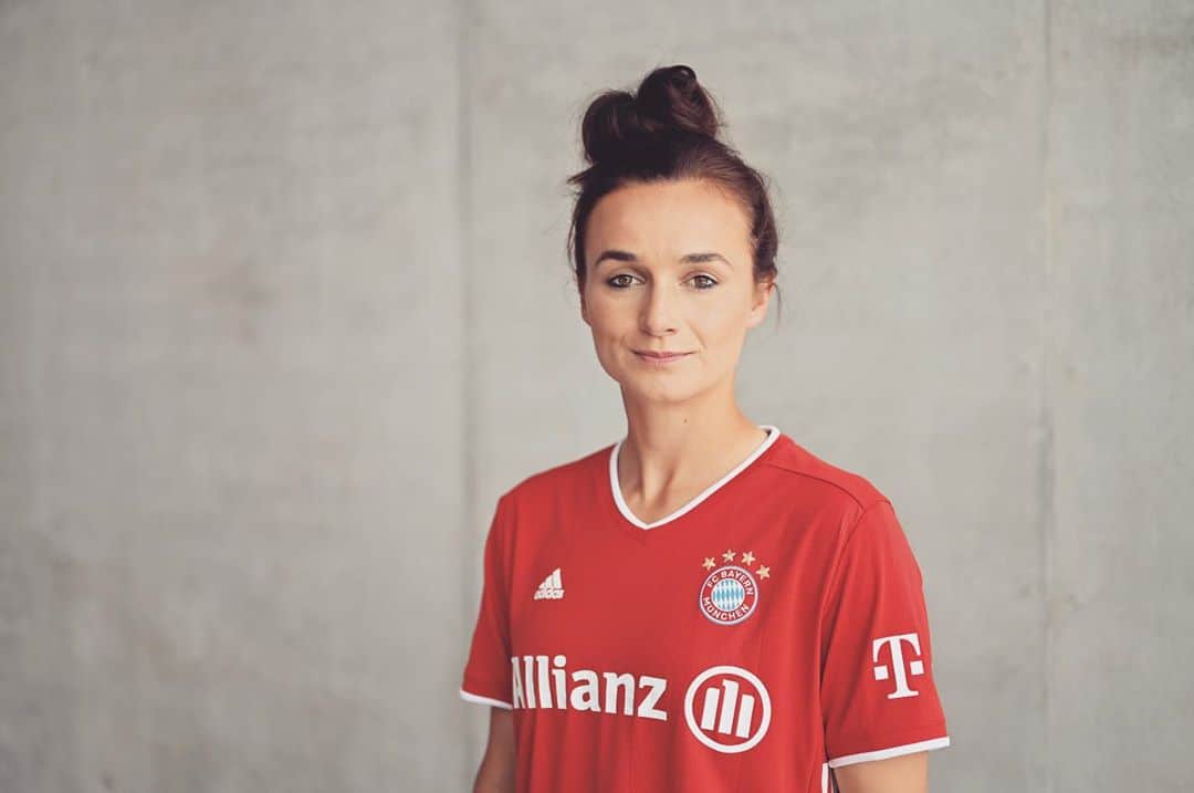 Lina Magullのインスタグラム：「Ja, ich bin voll lieb & unschuldig.  Vorfreude aufs Wochenende! 🤙🤩#backinmunich #hochdiehändewochenende #fcb #beREDy #münchen #muttibrudi」