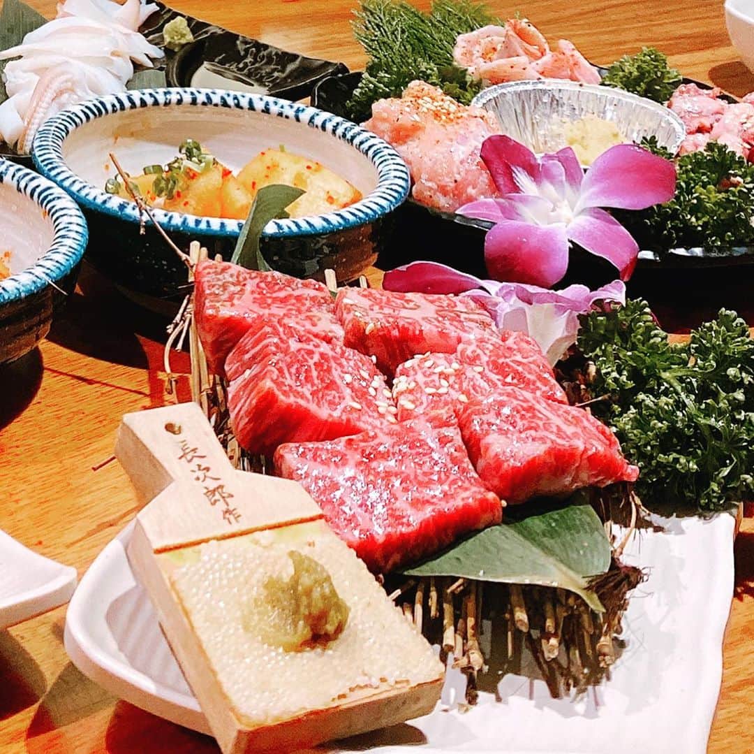 蘇心甯さんのインスタグラム写真 - (蘇心甯Instagram)「吃肉肉 這次和我寶寶們一起來吃燒肉大聚餐呦 東區的肉你好👋🏼和牛軟嫩、蔥鹽牛舌好吃 尤其厚切牛舌超級Q彈🦐干貝漢堡也好鮮甜 芋泥起司燒和紅茶清酒在別的地方蠻少見 很喜歡💕尤其餐後甜食烤冰淇淋我吃兩個  #lala食記 #東區 #燒肉 #肉你好」9月24日 23時41分 - lalababy625