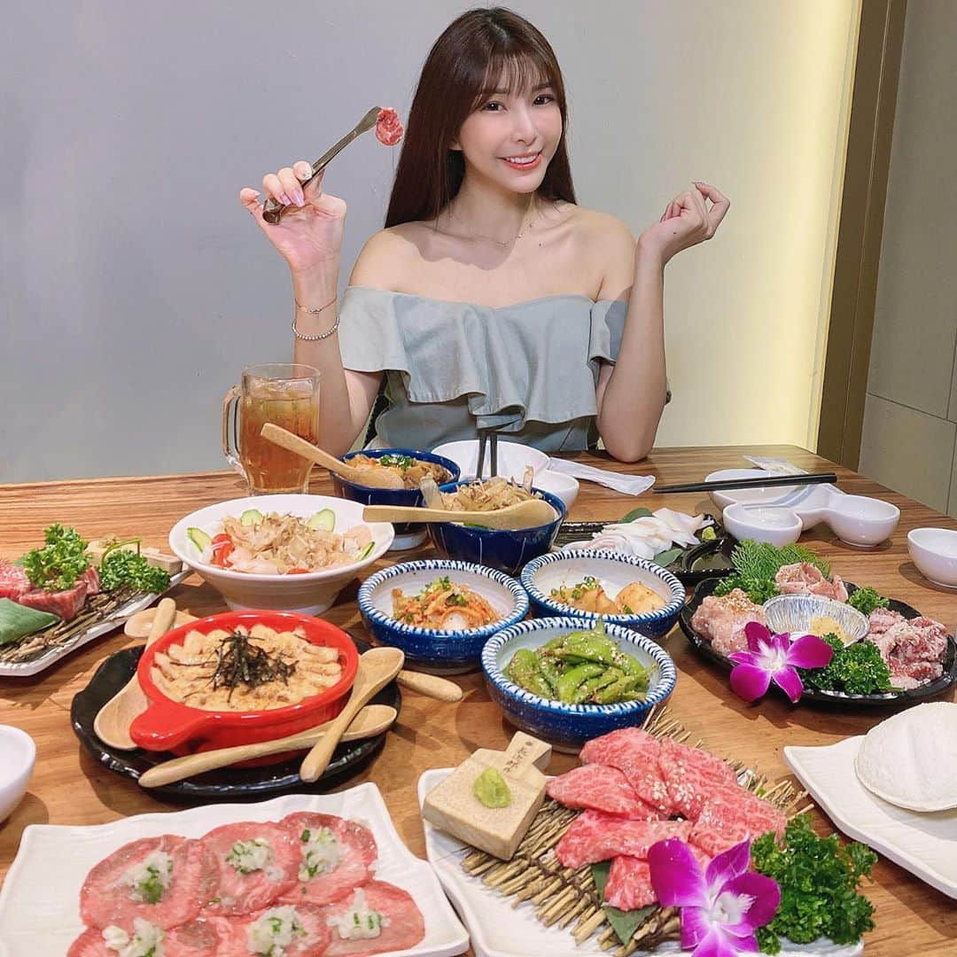 蘇心甯さんのインスタグラム写真 - (蘇心甯Instagram)「吃肉肉 這次和我寶寶們一起來吃燒肉大聚餐呦 東區的肉你好👋🏼和牛軟嫩、蔥鹽牛舌好吃 尤其厚切牛舌超級Q彈🦐干貝漢堡也好鮮甜 芋泥起司燒和紅茶清酒在別的地方蠻少見 很喜歡💕尤其餐後甜食烤冰淇淋我吃兩個  #lala食記 #東區 #燒肉 #肉你好」9月24日 23時41分 - lalababy625