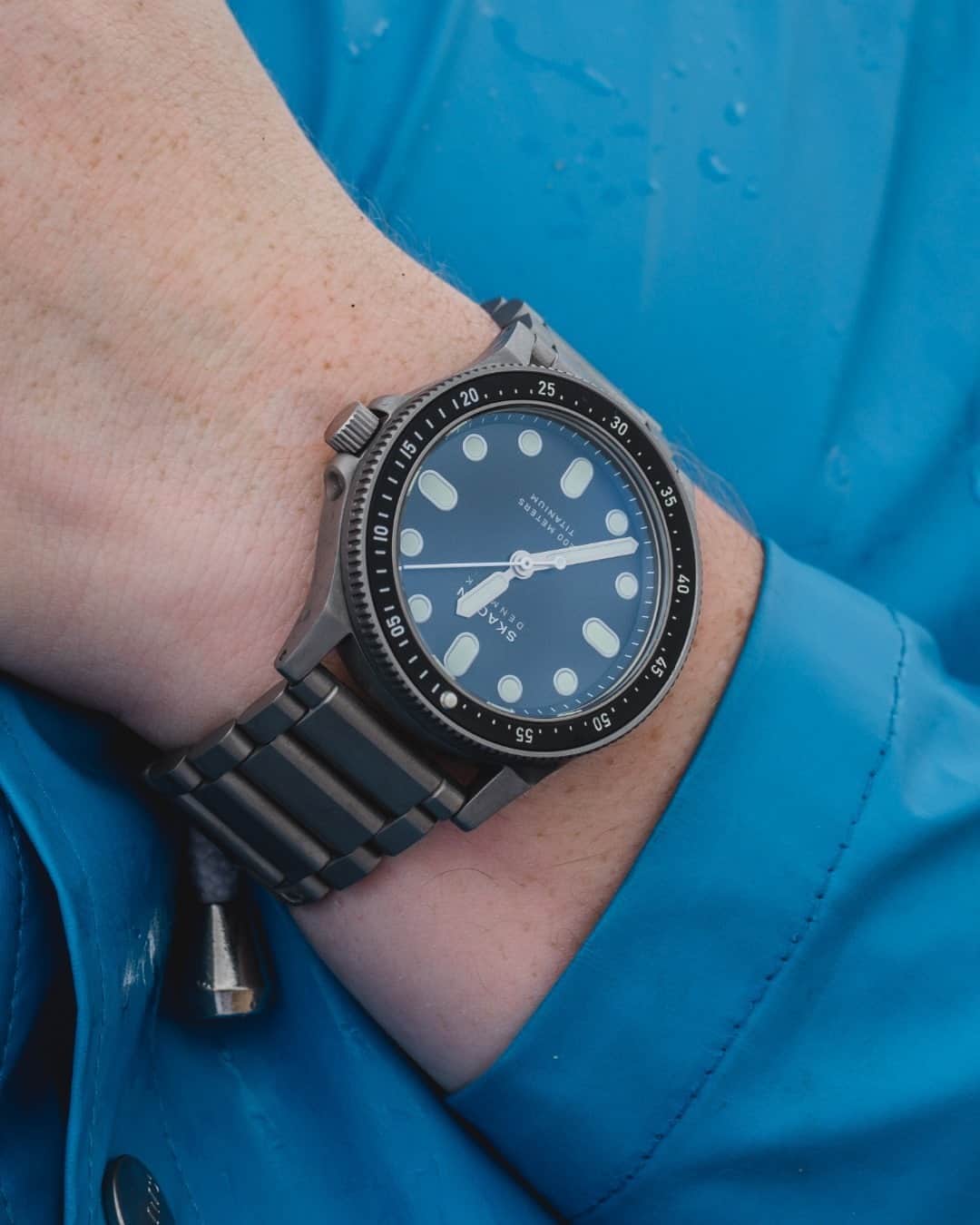 スカーゲンさんのインスタグラム写真 - (スカーゲンInstagram)「This handsome Fisk watch is designed for an adventure-ready lifestyle wherever you go, in and out of the water. Tap to shop. Photo by @dazbourke.」9月24日 23時45分 - skagendenmark