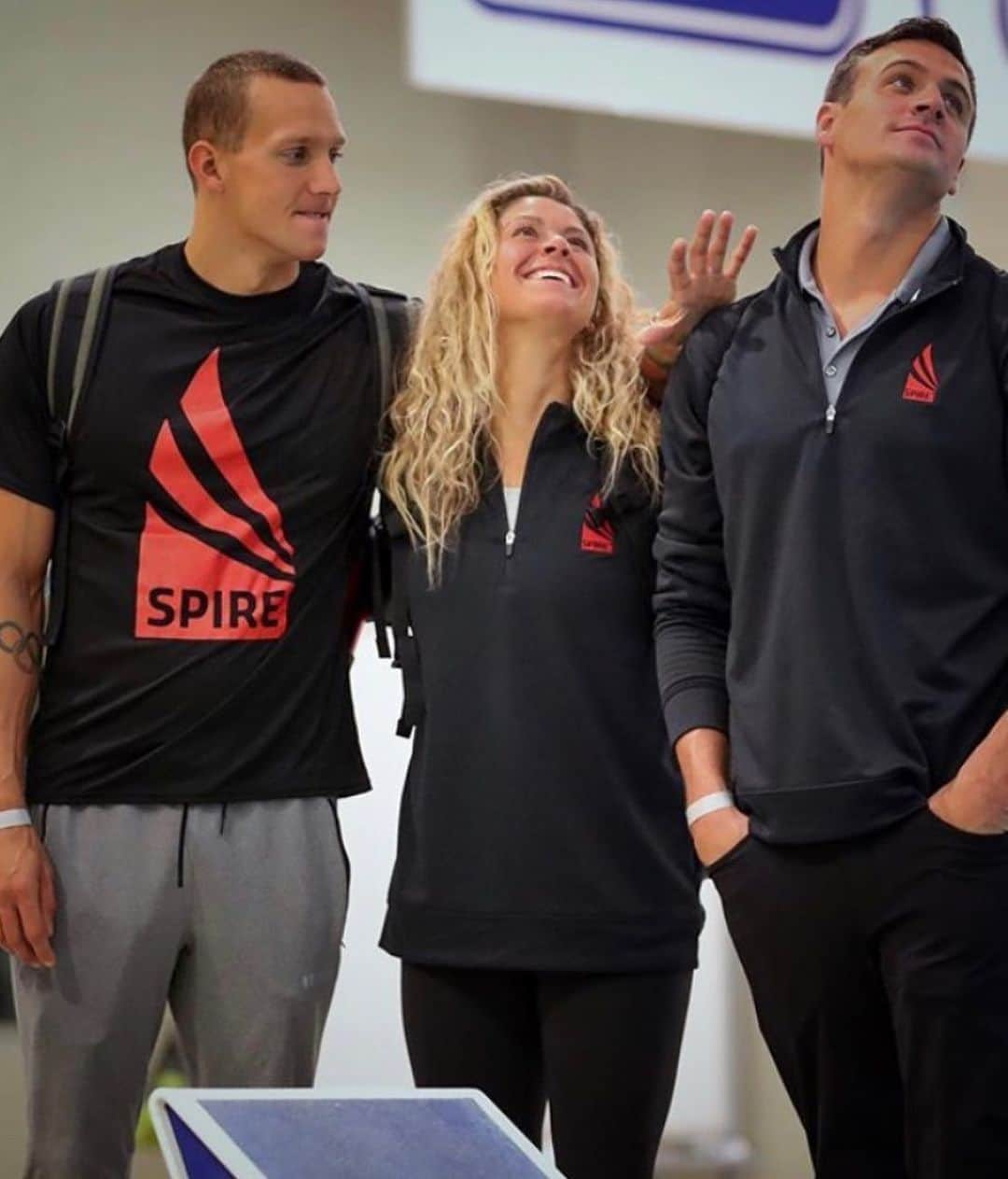 エリザベス・バイゼルさんのインスタグラム写真 - (エリザベス・バイゼルInstagram)「Big Daddy Gator, Momma Gator, and Baby Gator visiting the incredible @spire_institute ❤️🖤🇺🇸🐊 #spireinstitute #gogators #family」9月24日 23時45分 - ebeisel34